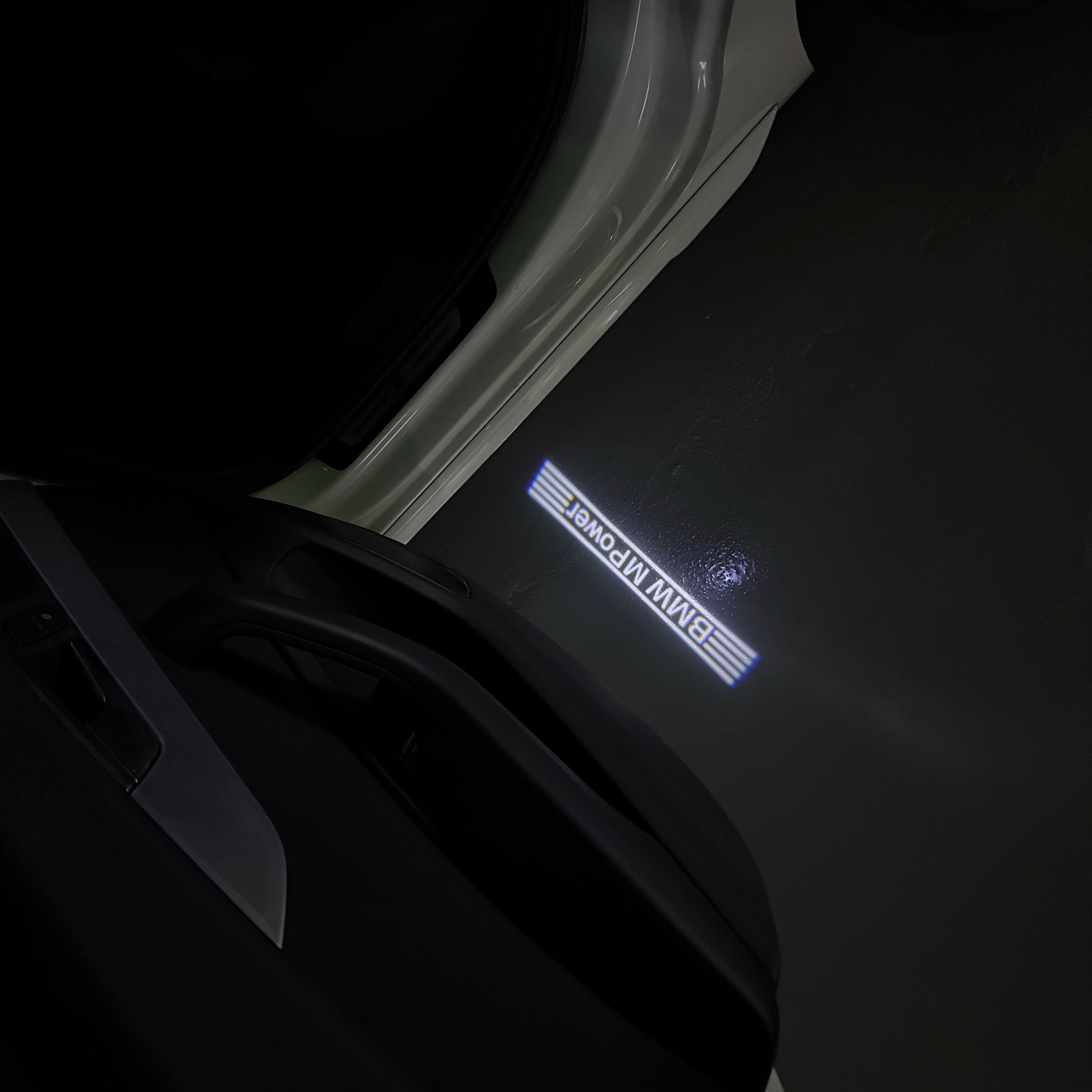 ÉCLAIRAGE DE PROJECTEUR BMW M3 LOGO Nr.24 (quantité 1 = 1 jeux / 2 feux de porte)