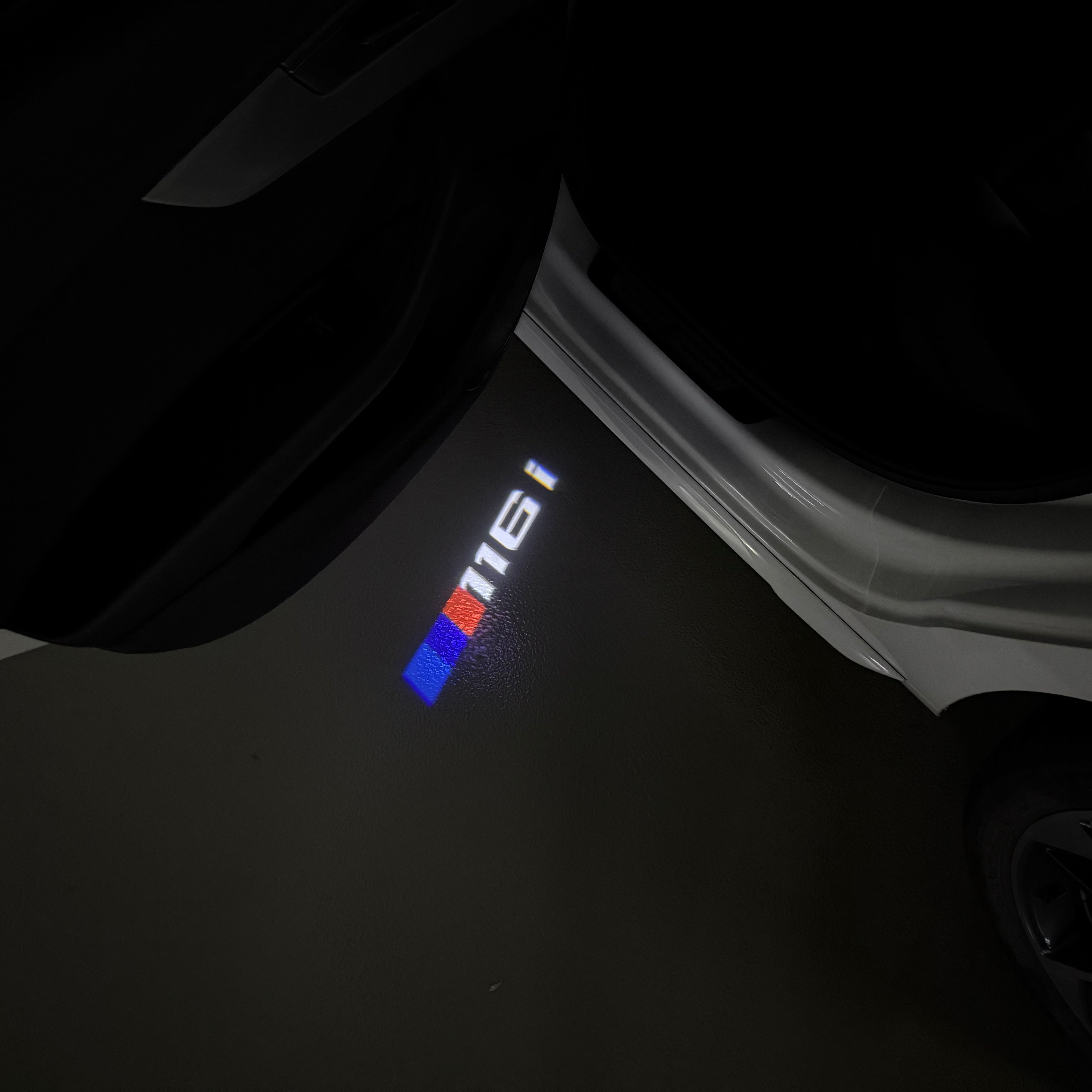 BMW M3 LOGO PROJECTOR LIGHTS Nr.24 (الكمية 1 = 1 مجموعة / 2 أضواء باب)
