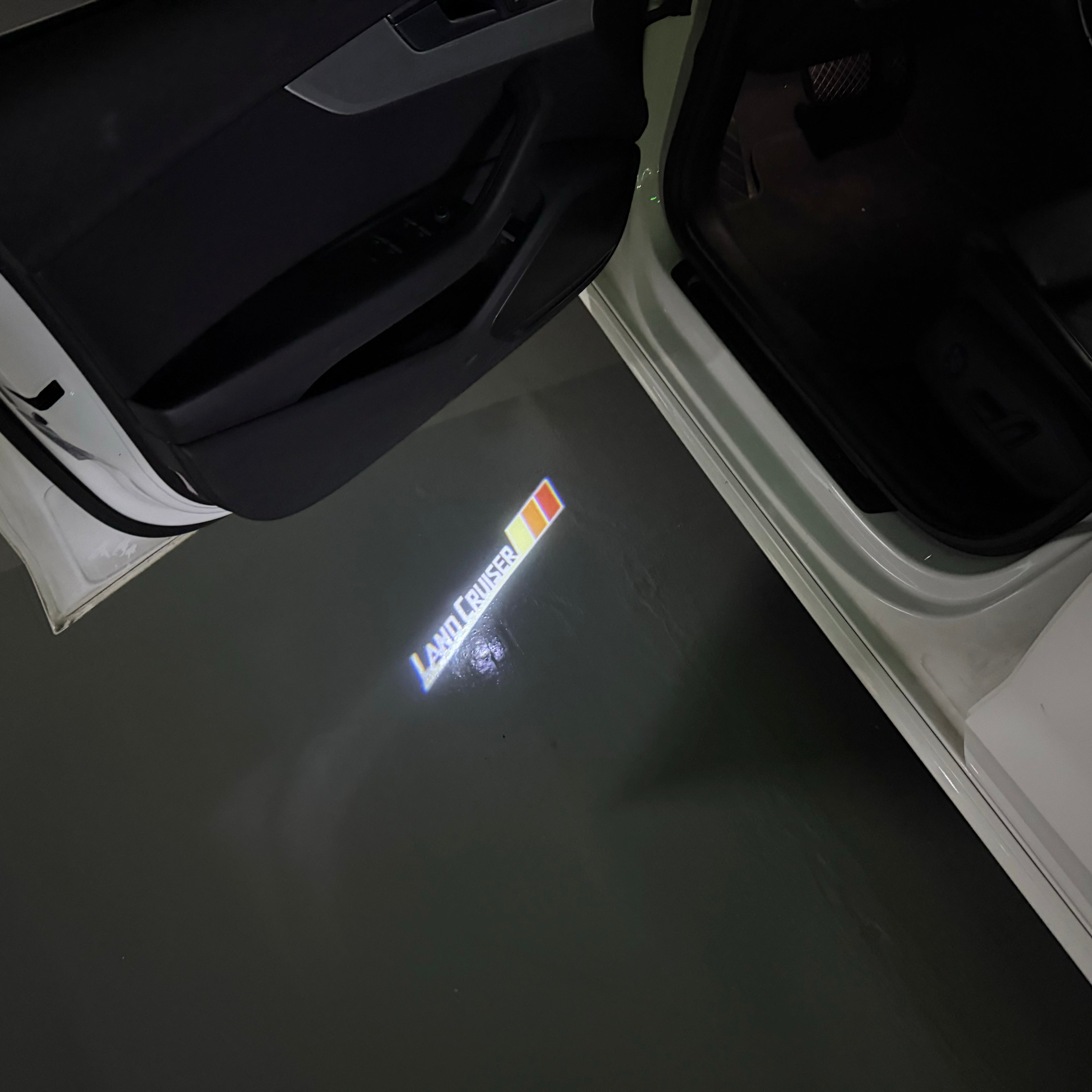 TOYOTA  LAND CRUISER   LOGO PROJECROTR LIGHTS  (quantity 1 = 1 sets/2 door lights) Nr.0G02