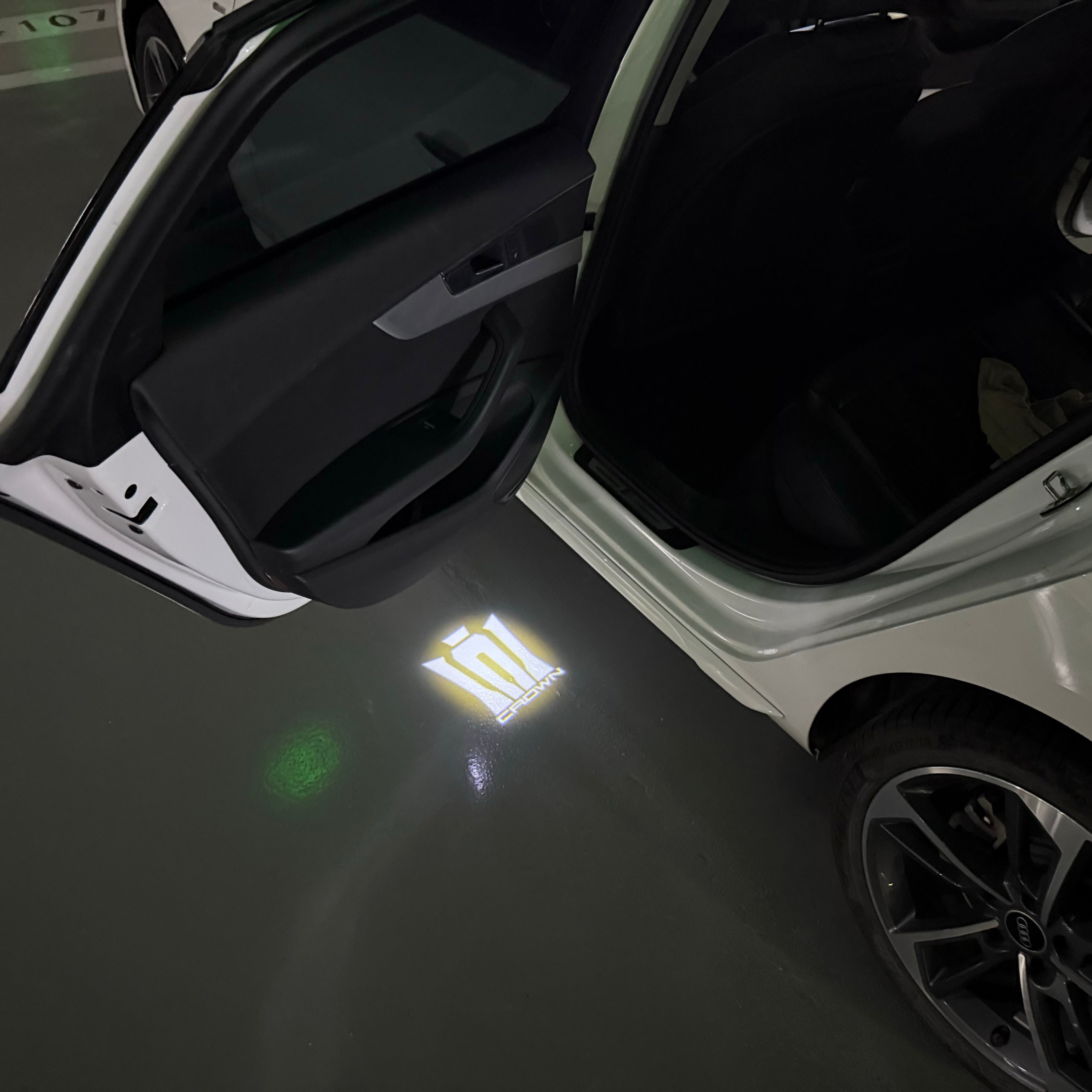 TOYOTA  CROWN  LOGO PROJECROTR LIGHTS  (quantity 1 = 1 sets/2 door lights) Nr.0GP25