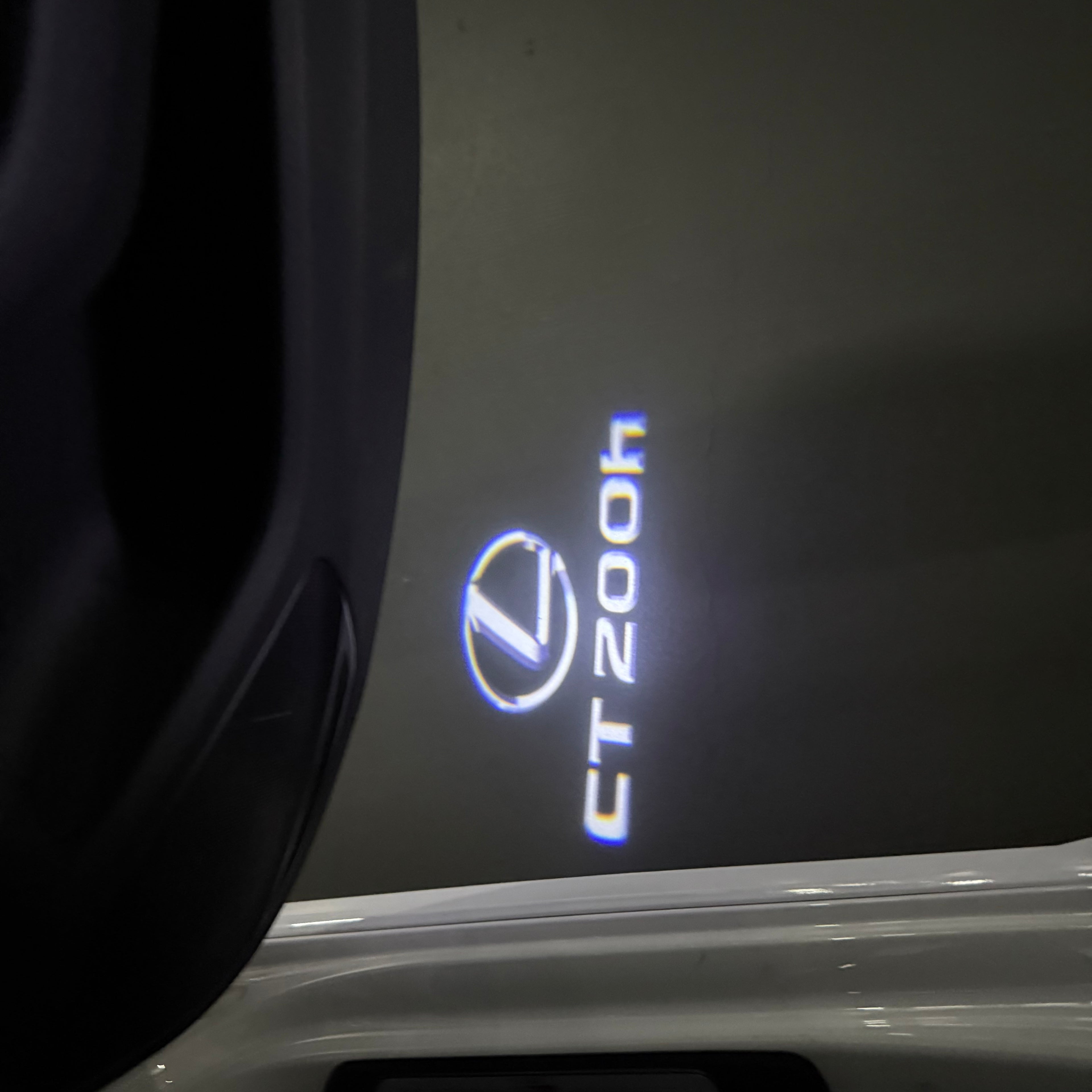 LEXUS LOGO PROJECTOR LIGHTS Nr.01 (الكمية 1 = 1 مجموعة / 2 أضواء باب)