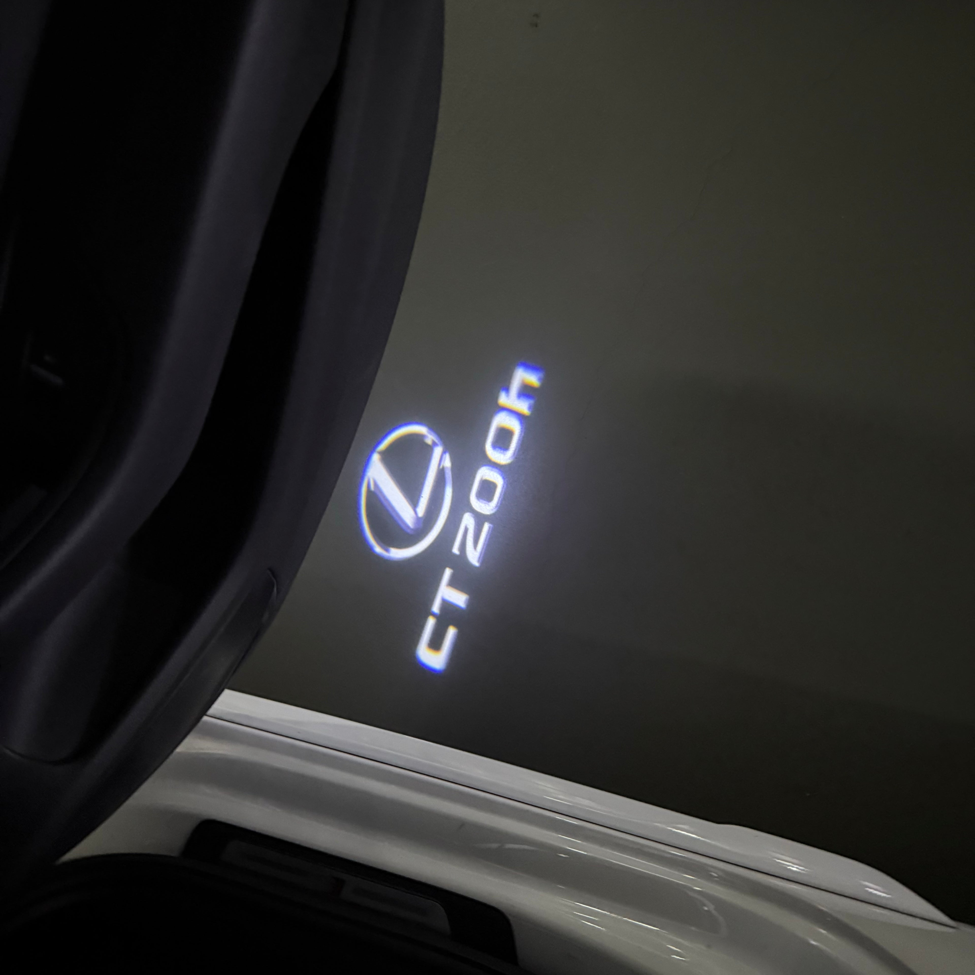 LEXUS LOGO PROJECTOR LIGHTS Nr.01 (الكمية 1 = 1 مجموعة / 2 أضواء باب)