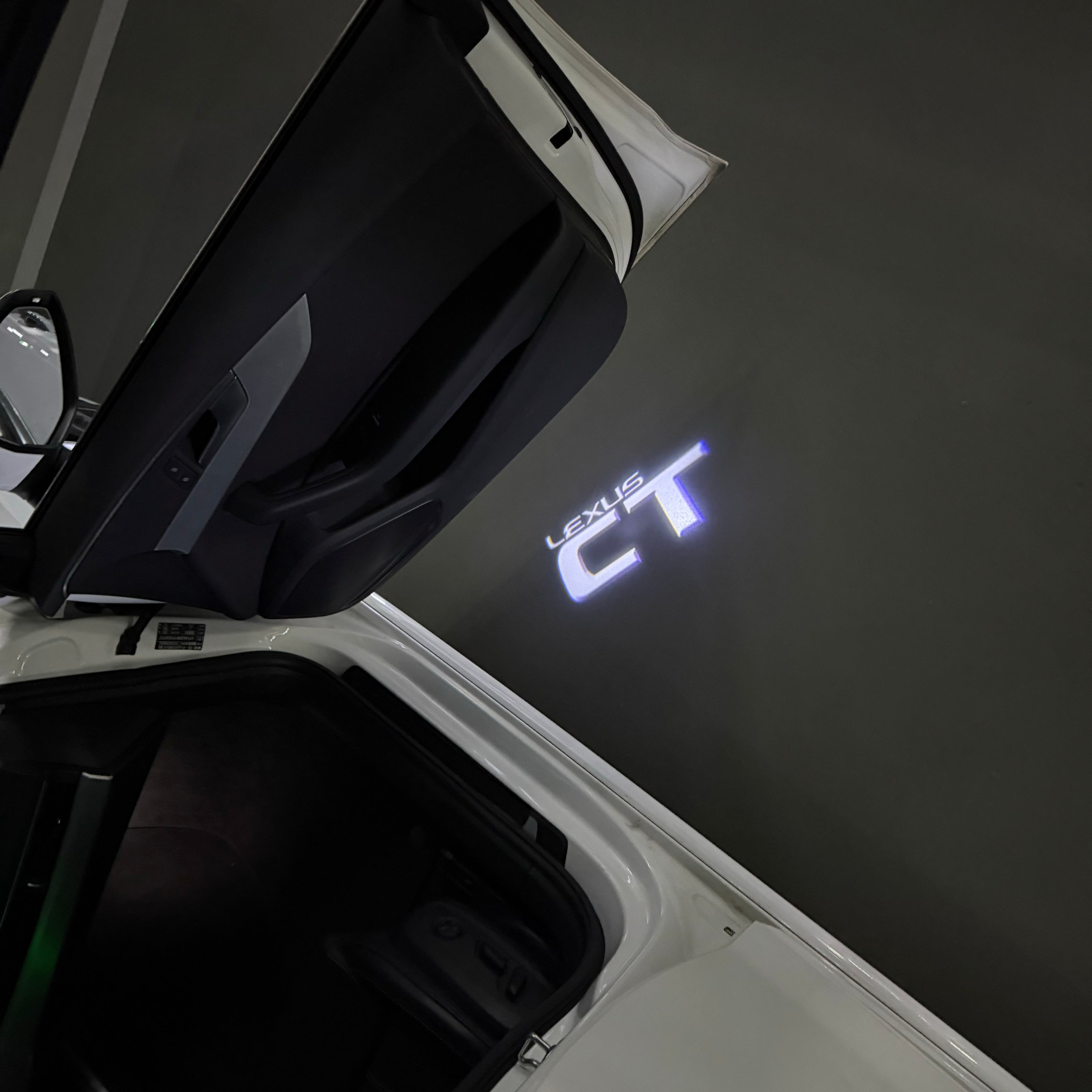LEXUS LOGO PROJECTOR LIGHTS Nr.01 (الكمية 1 = 1 مجموعة / 2 أضواء باب)