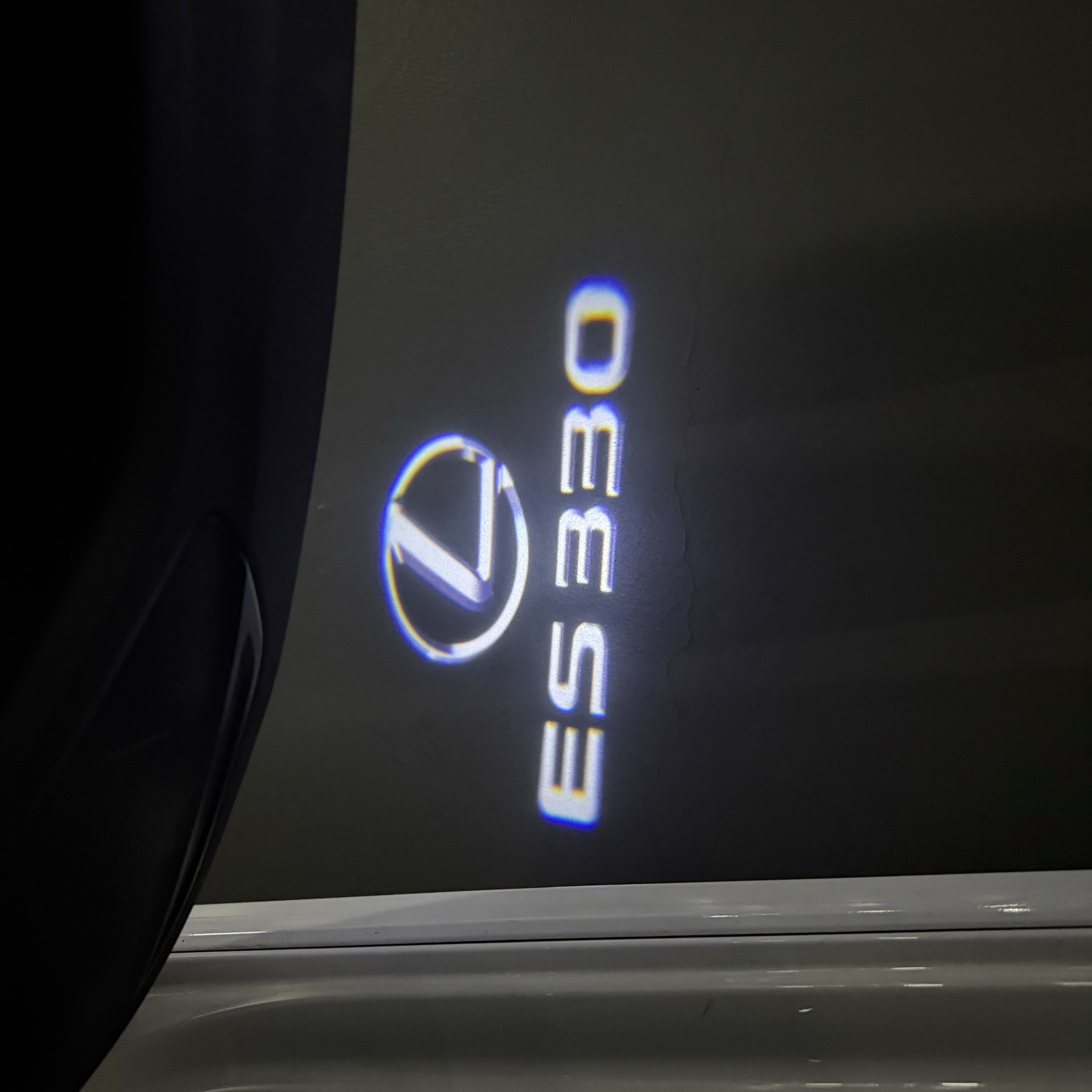 LEXUS LOGO PROJECTOR LIGHTS Nr.01 (الكمية 1 = 1 مجموعة / 2 أضواء باب)