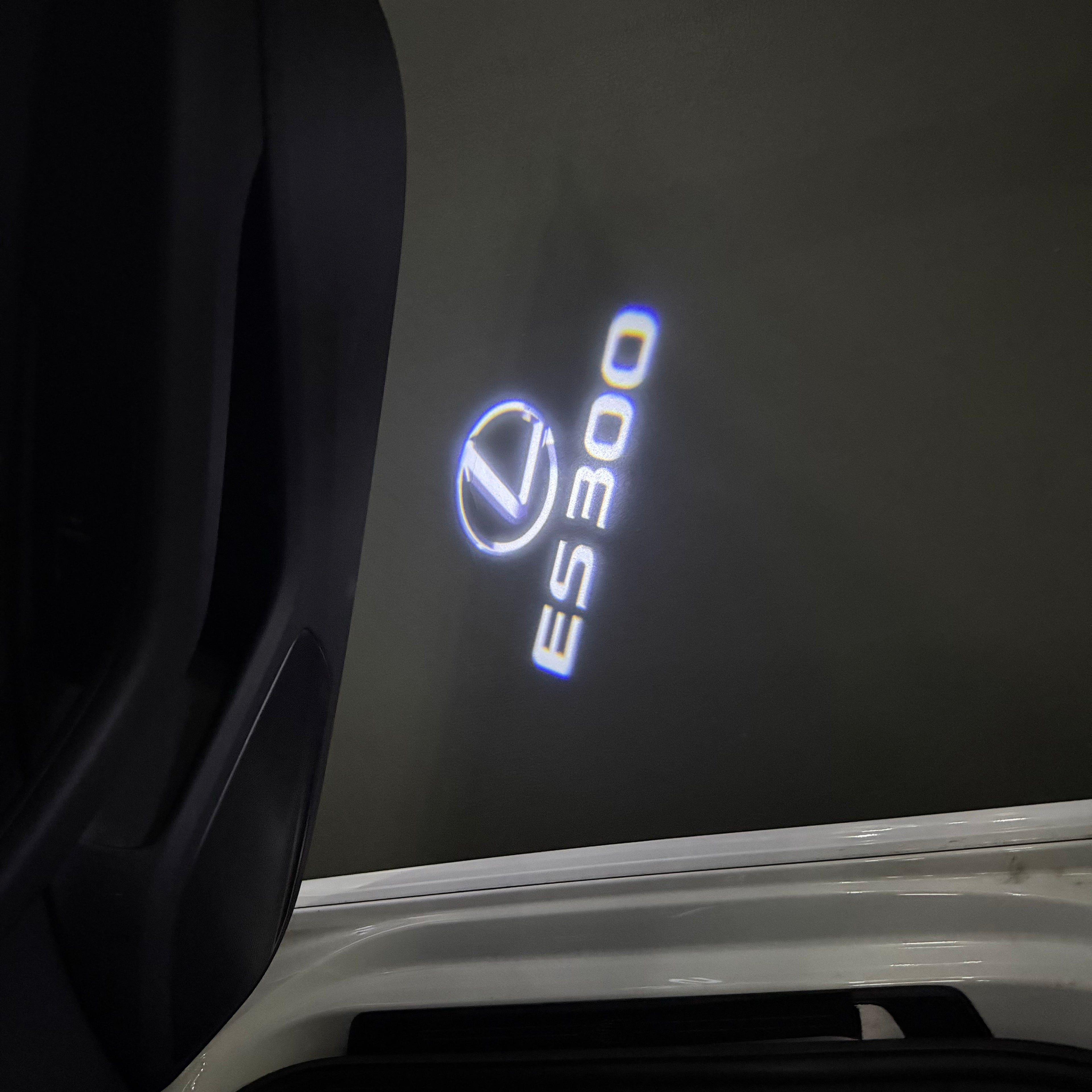 LEXUS LOGO PROJECTOR LIGHTS Nr.01 (الكمية 1 = 1 مجموعة / 2 أضواء باب)