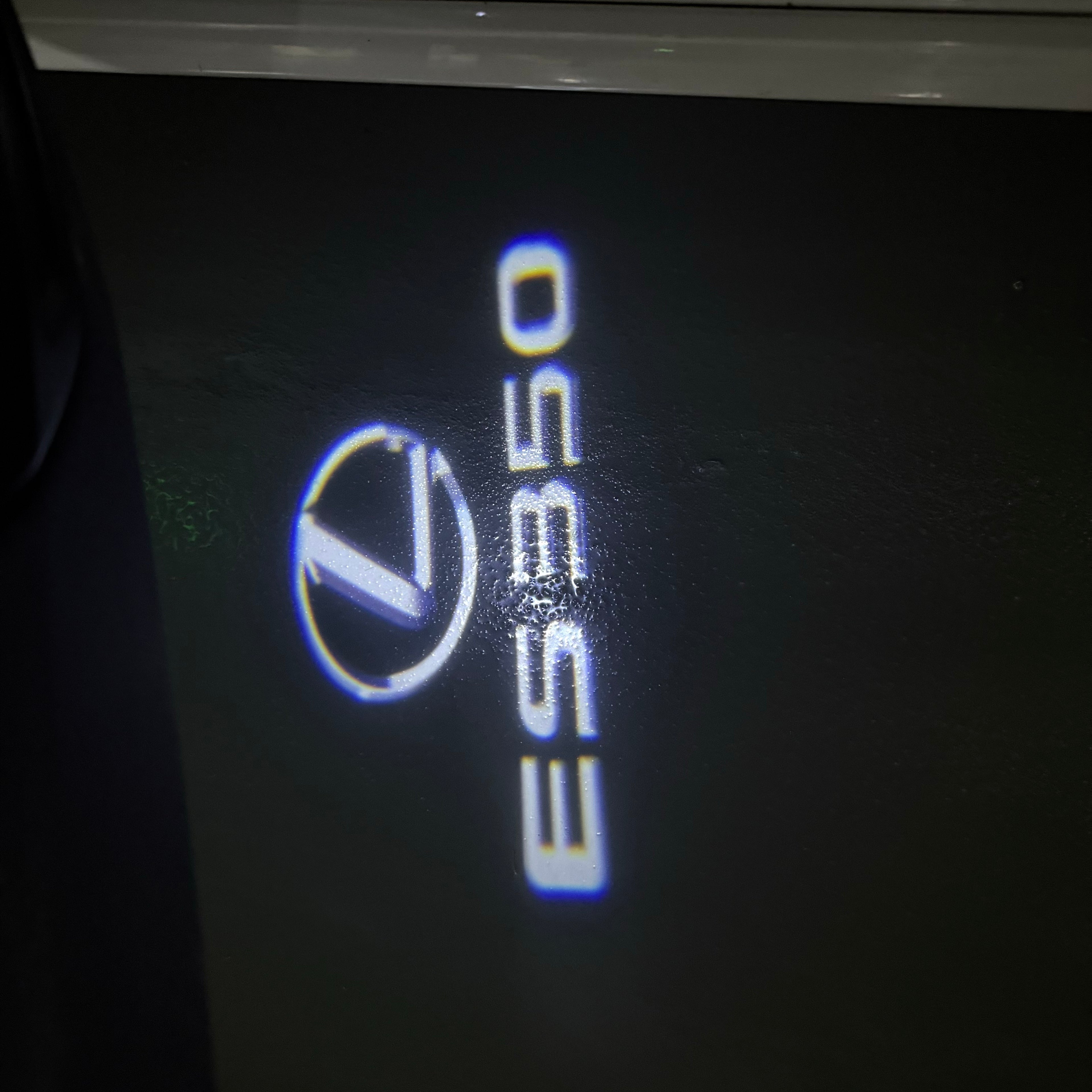 LEXUS LOGO PROJECTOR LIGHTS Nr.01 (الكمية 1 = 1 مجموعة / 2 أضواء باب)