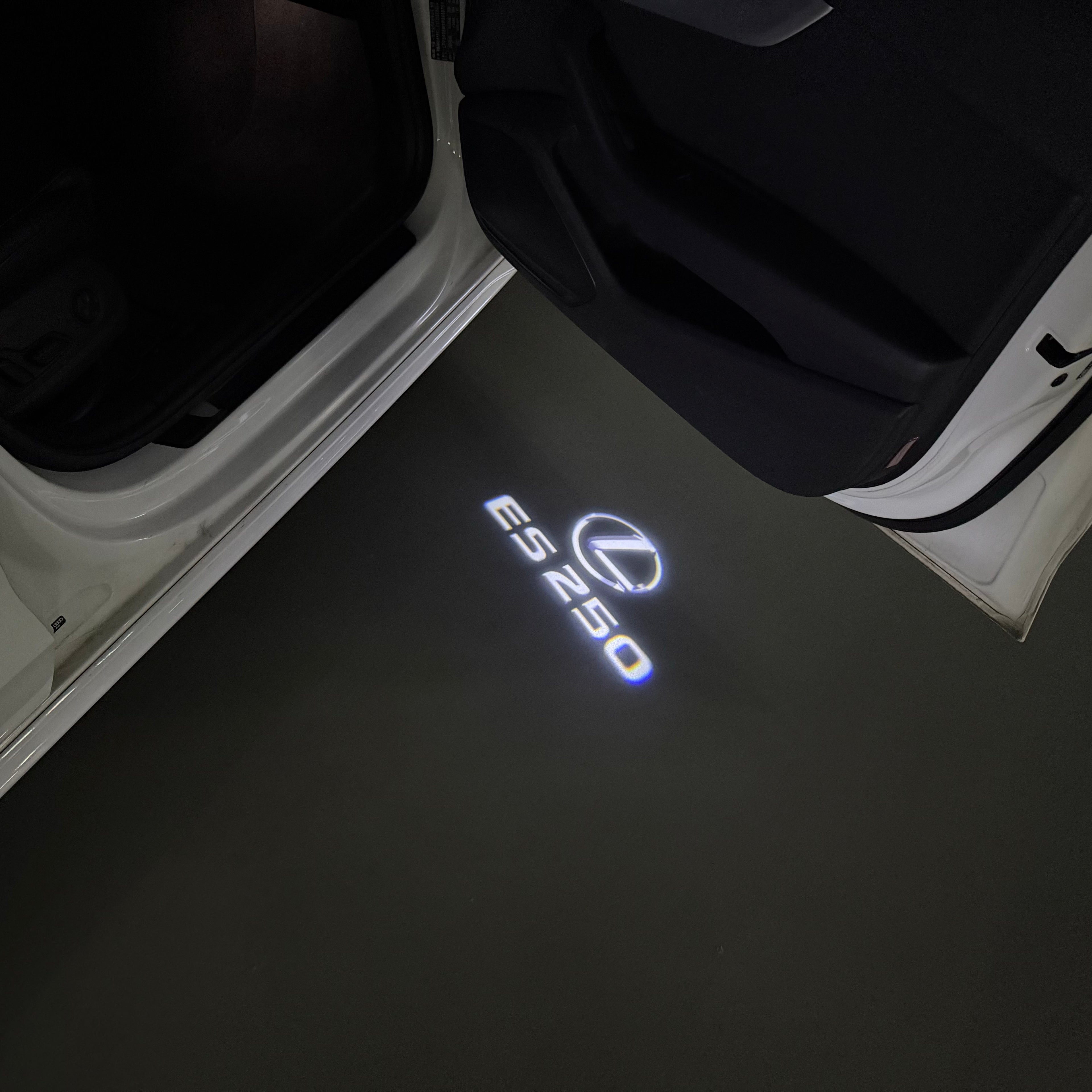 LEXUS LOGO PROJECTOR LIGHTS Nr.01 (الكمية 1 = 1 مجموعة / 2 أضواء باب)