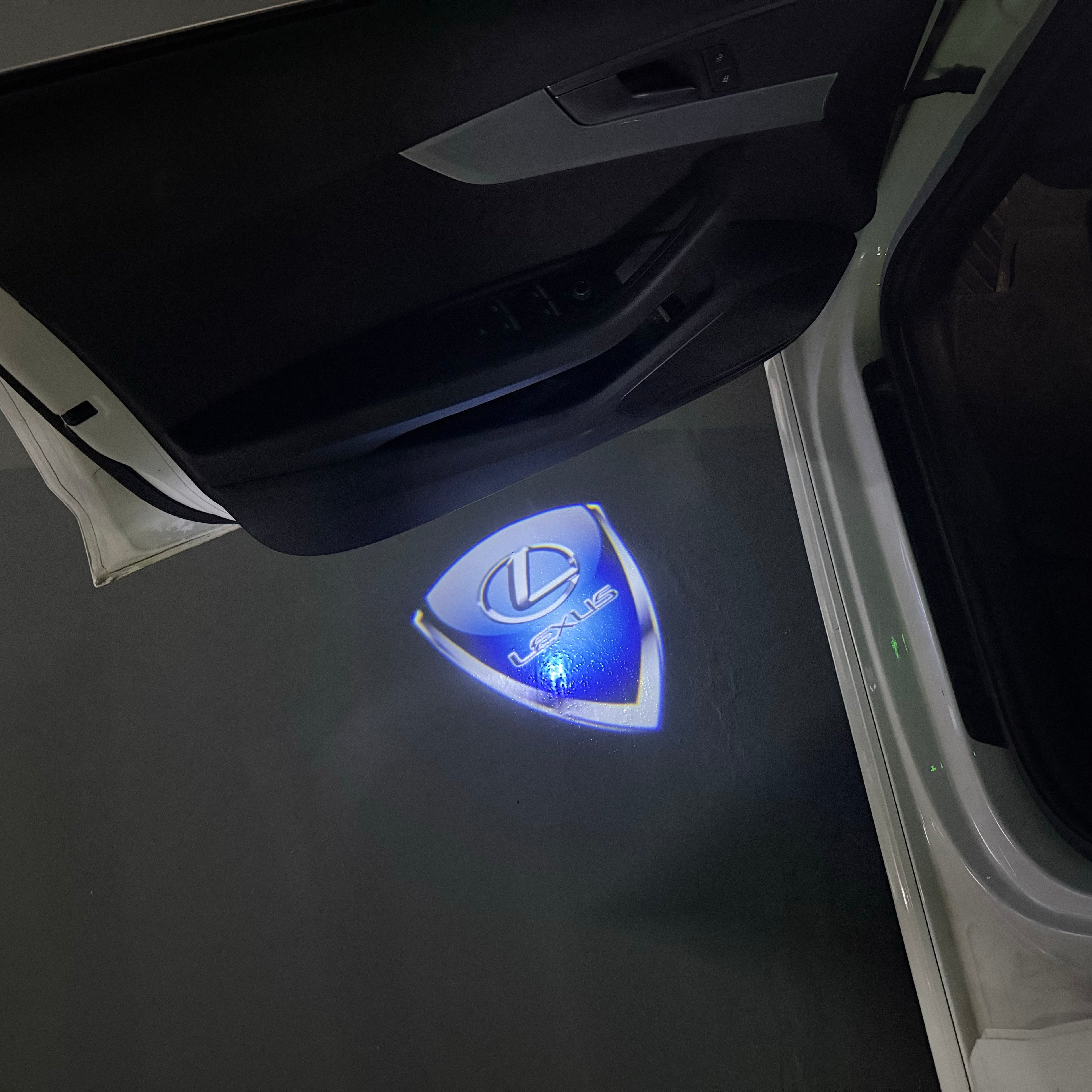 LEXUS LOGO PROJECROTR LIGHTS Nr.01 (Menge 1 = 1 Sets/2 Türleuchten)