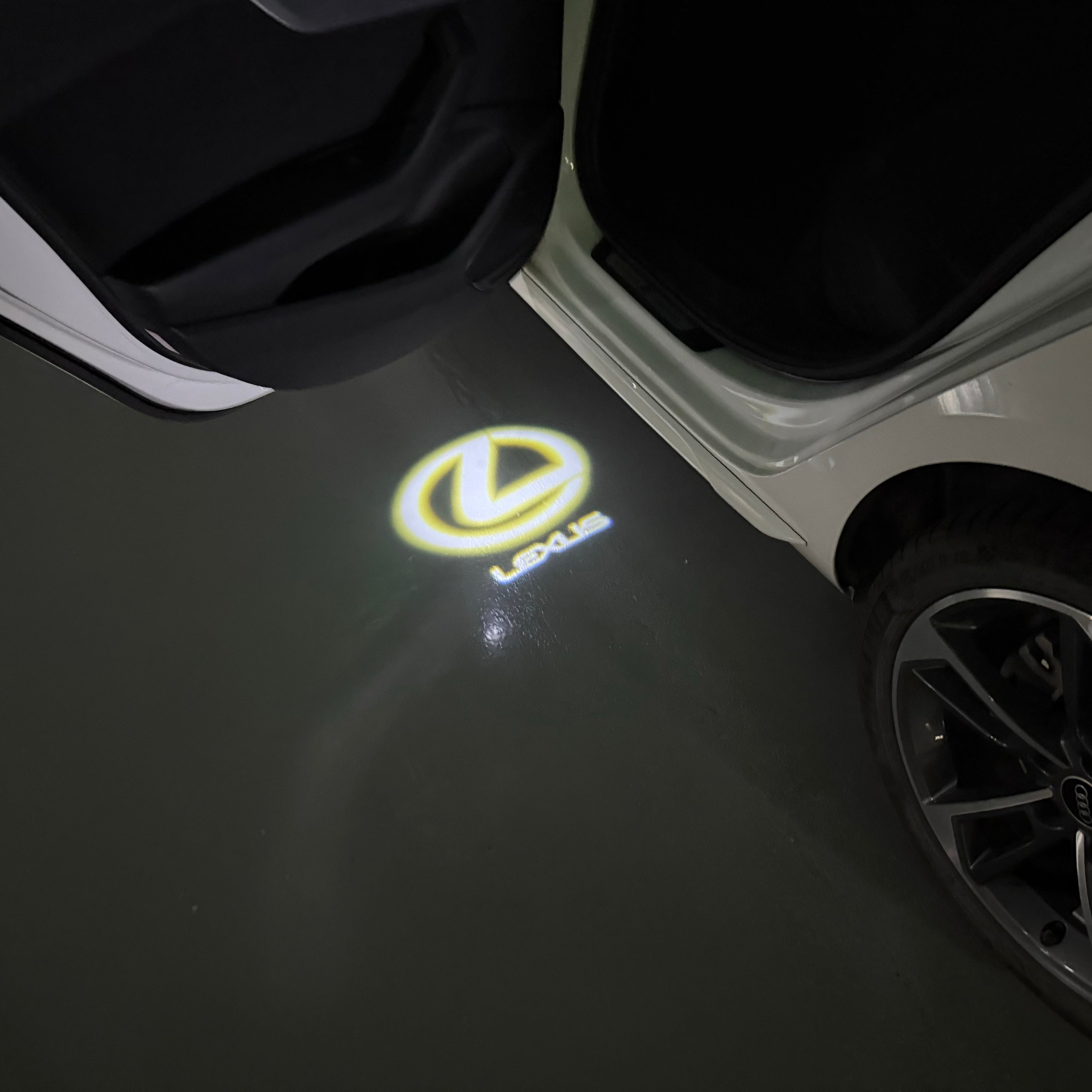 LEXUS LOGO PROJECROTR LIGHTS Nr.01 (Menge 1 = 1 Sets/2 Türleuchten)