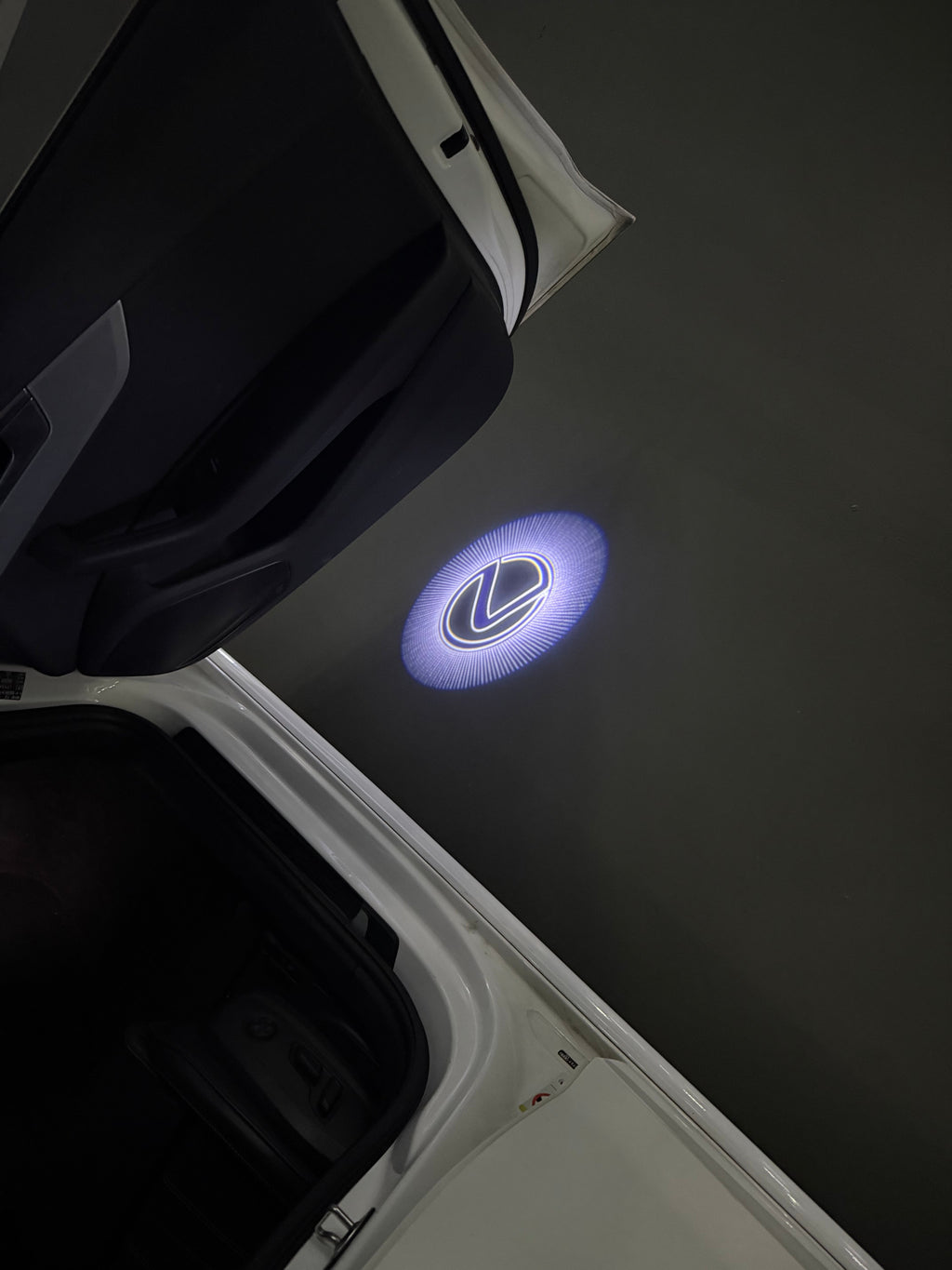 LEXUS LOGO PROJECTOR LIGHTS Nr.01 (الكمية 1 = 1 مجموعة / 2 أضواء باب)
