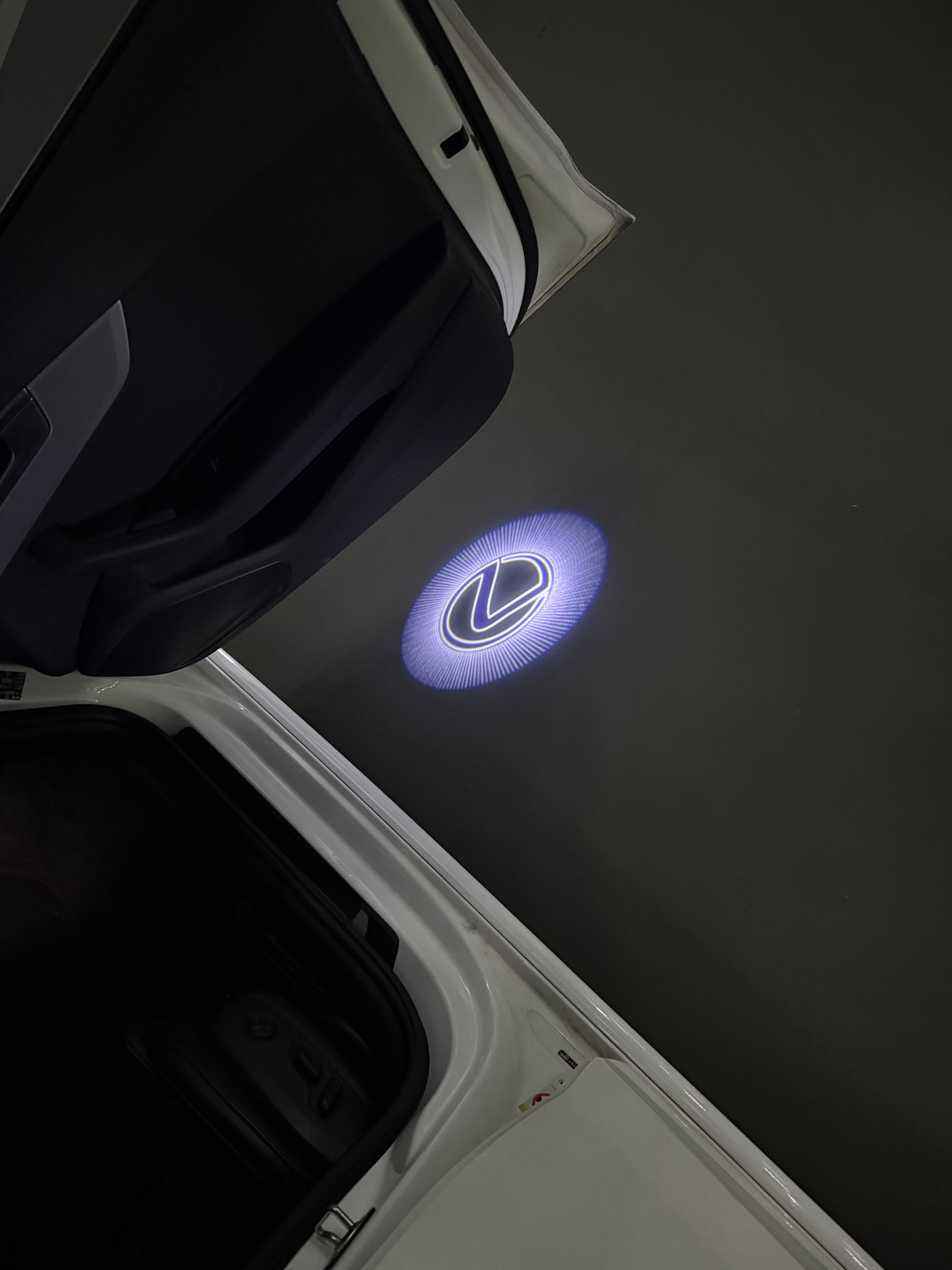 LEXUS LOGO PROJECTOR LIGHTS Nr.01 (الكمية 1 = 1 مجموعة / 2 أضواء باب)