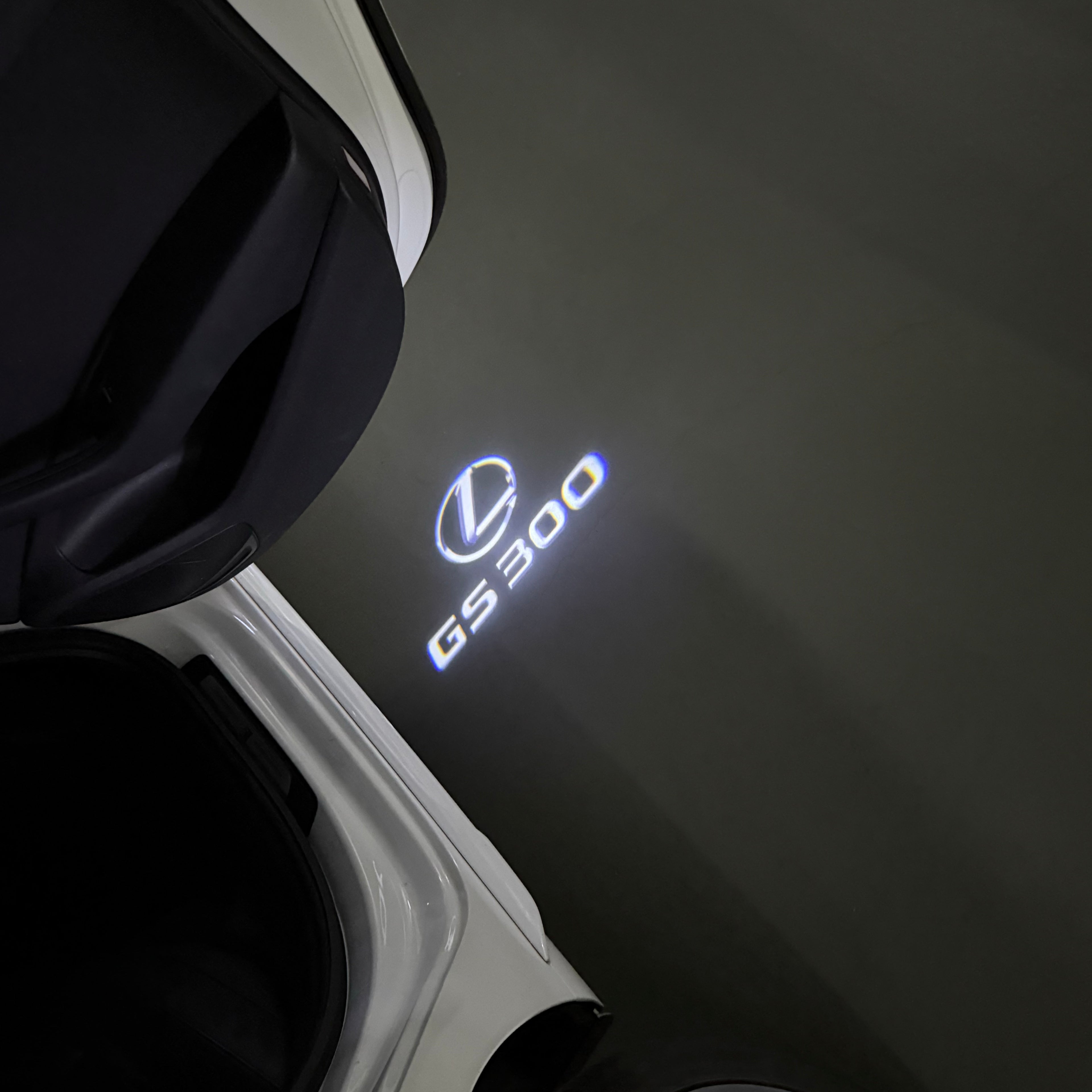LEXUS LOGO PROJECTOR LIGHTS Nr.01 (الكمية 1 = 1 مجموعة / 2 أضواء باب)