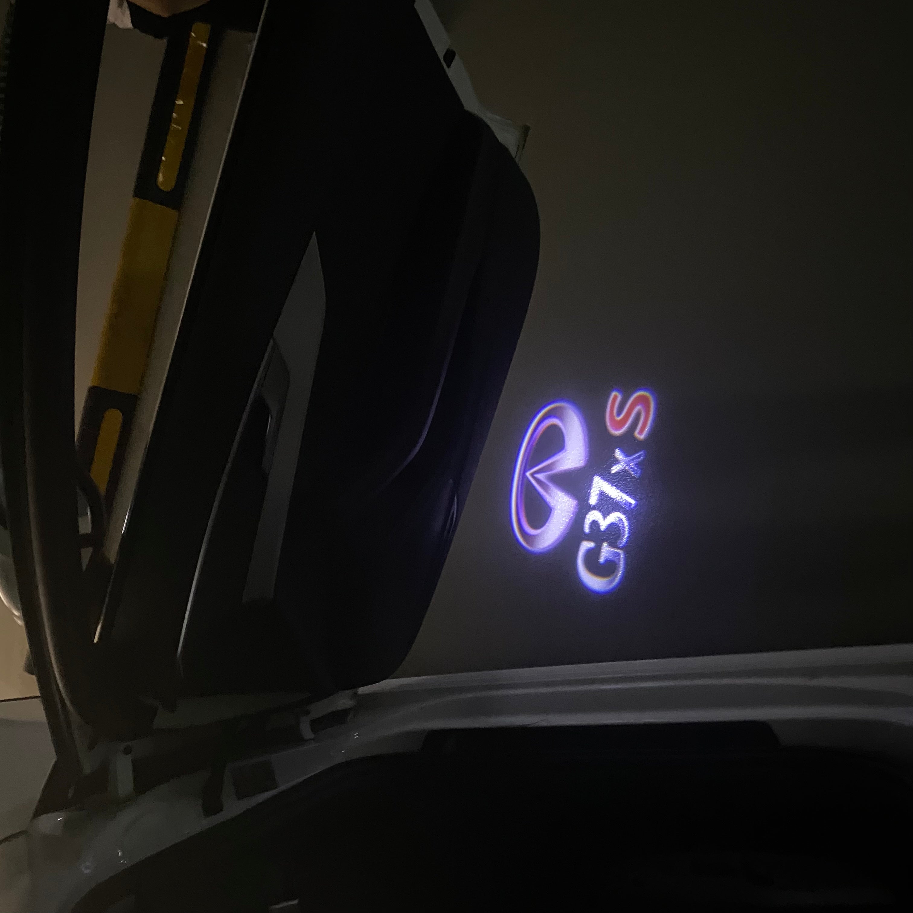 إنفينيتي G37xS LOGO PROJECTOR LIGHTS Nr.34 (الكمية 1 = 1 مجموعة / 2 أضواء باب)