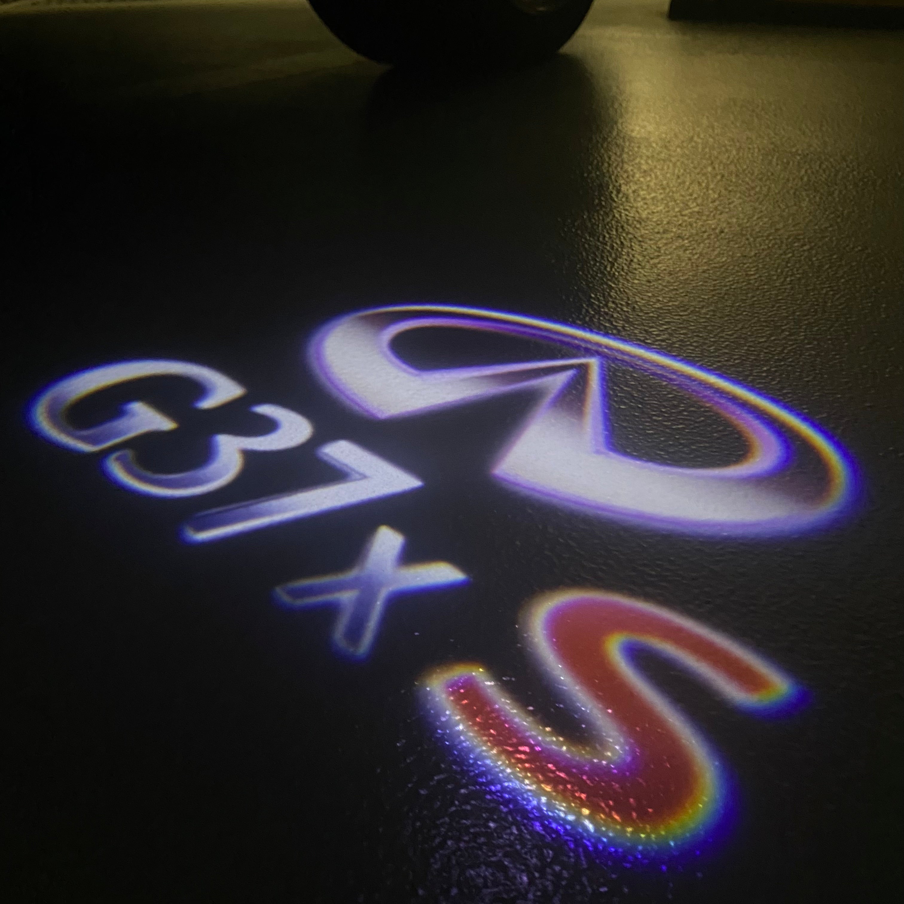 إنفينيتي G37xS LOGO PROJECTOR LIGHTS Nr.34 (الكمية 1 = 1 مجموعة / 2 أضواء باب)
