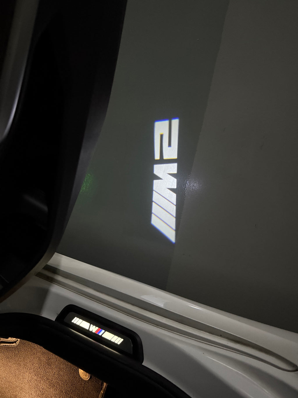 ÉCLAIRAGE DE PROJECTEUR BMW M3 LOGO Nr.24 (quantité 1 = 1 jeux / 2 feux de porte)