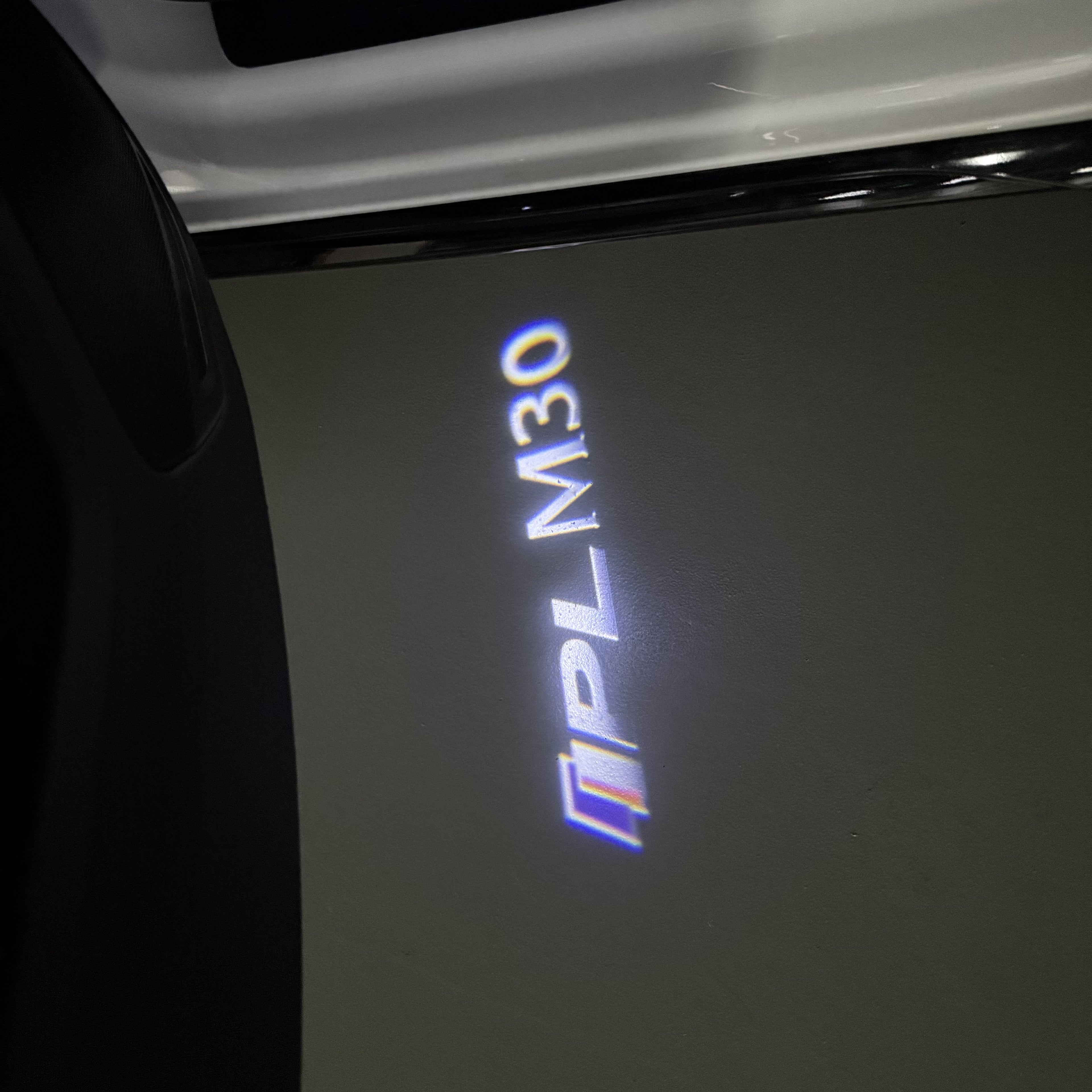 INFINITI  M30 LOGO PROJECROTR LIGHTS  (quantity 1 = 1 sets/2 door lights)Nr.74A97