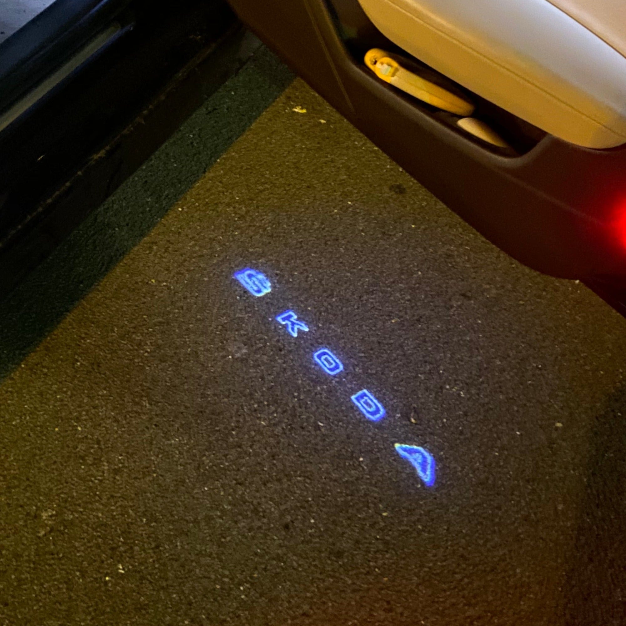 سكودا LOGO PROJECTOR LIGHTS Nr.19 (الكمية 1 = 2 فيلم شعار / 2 باب)