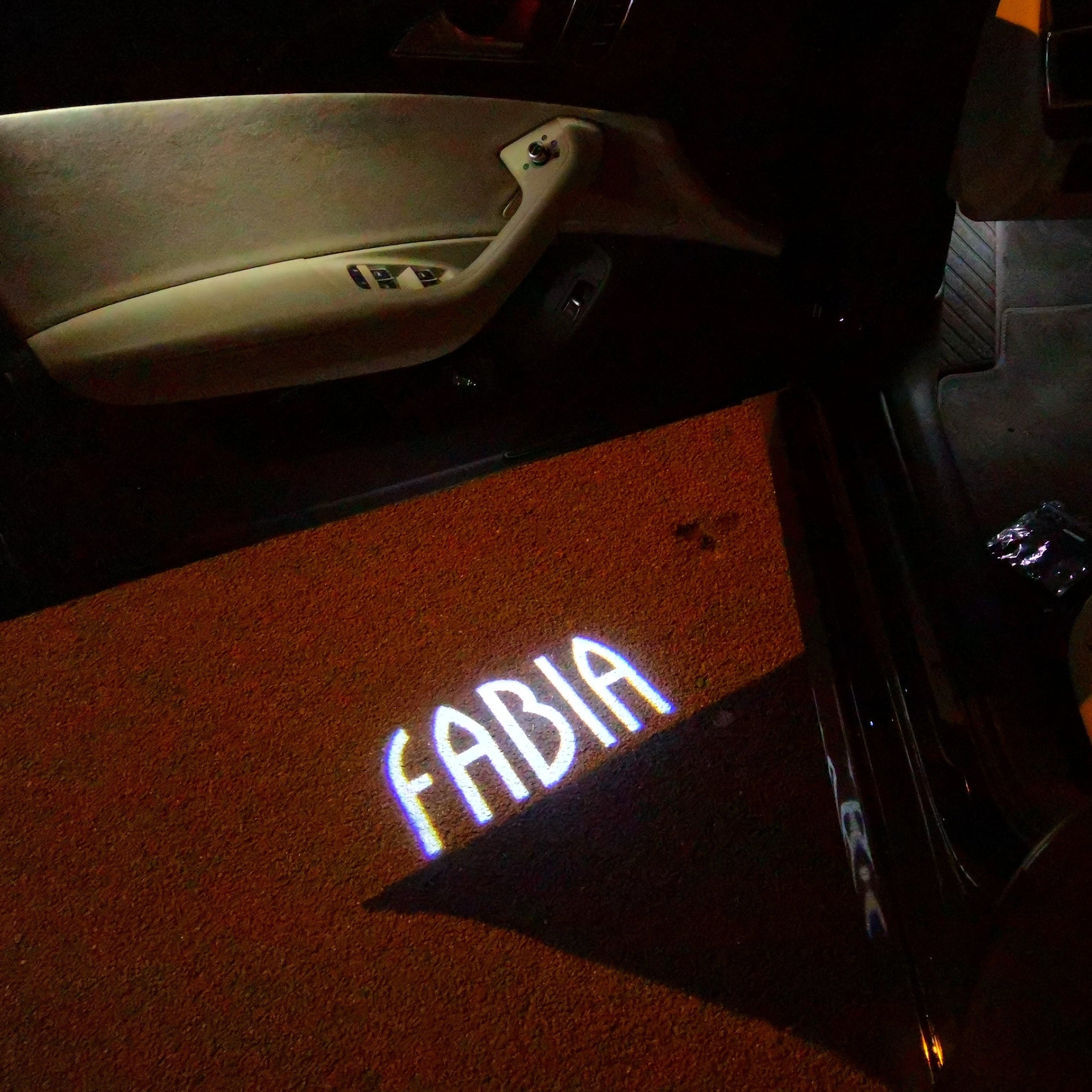 SKODA LOGO PROJECTOR LIGHTS Nr.87 (الكمية 1 = 1 مجموعة / 2 أضواء باب)