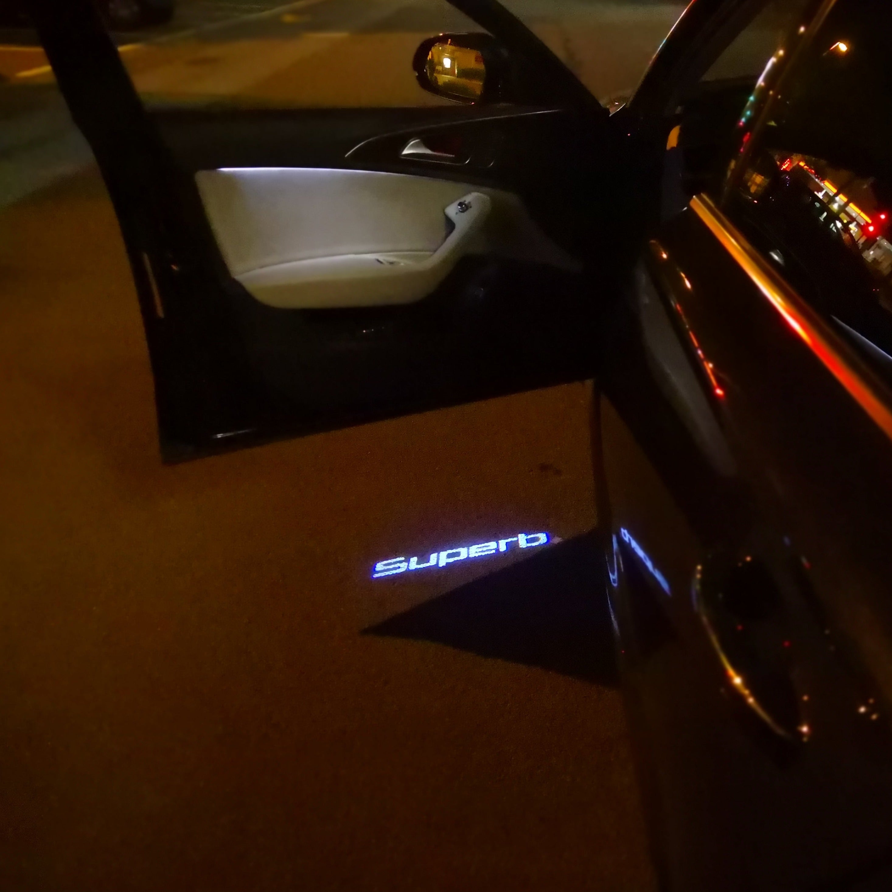 SKODA LOGO PROJECTOT LIGHTS Nr.92 (Menge 1 = 2 Logo Film / 2 Türleuchten)