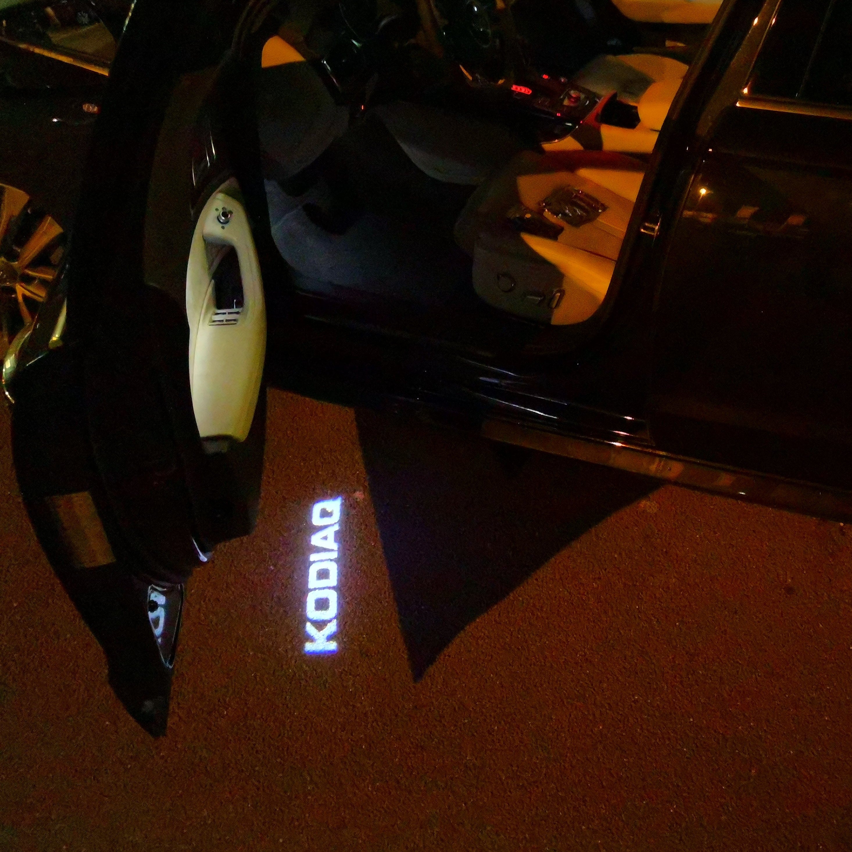 LUCI PROIETTORI SKODA KODIAQ LOGO Nr.97 (quantità 1 = 2 Logo Film / 2 luci porta)