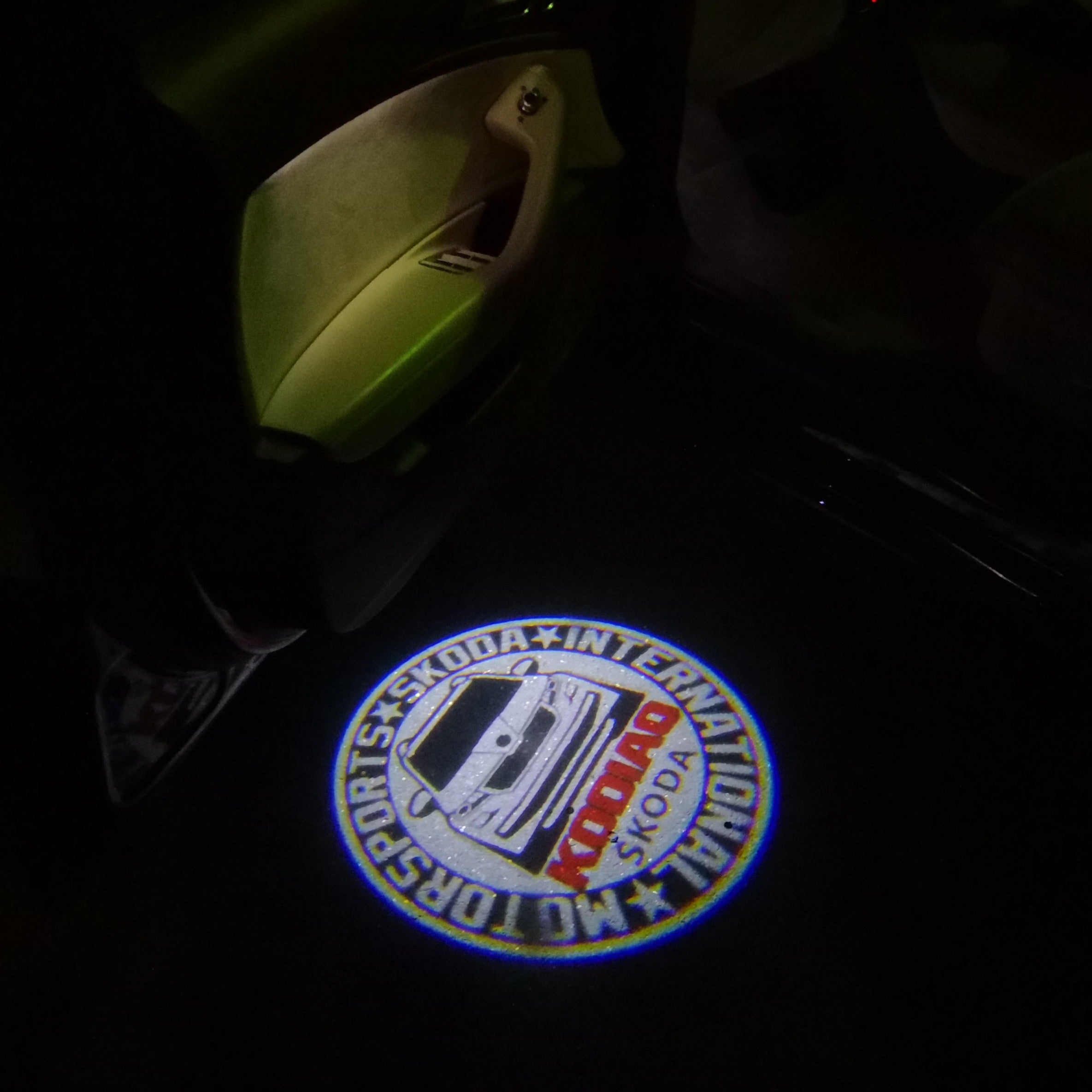 SKODA KODIAQ LOGO LIGHTS Nr.54 (quantité 1 = 2 Film Logo / 2 feux de porte)