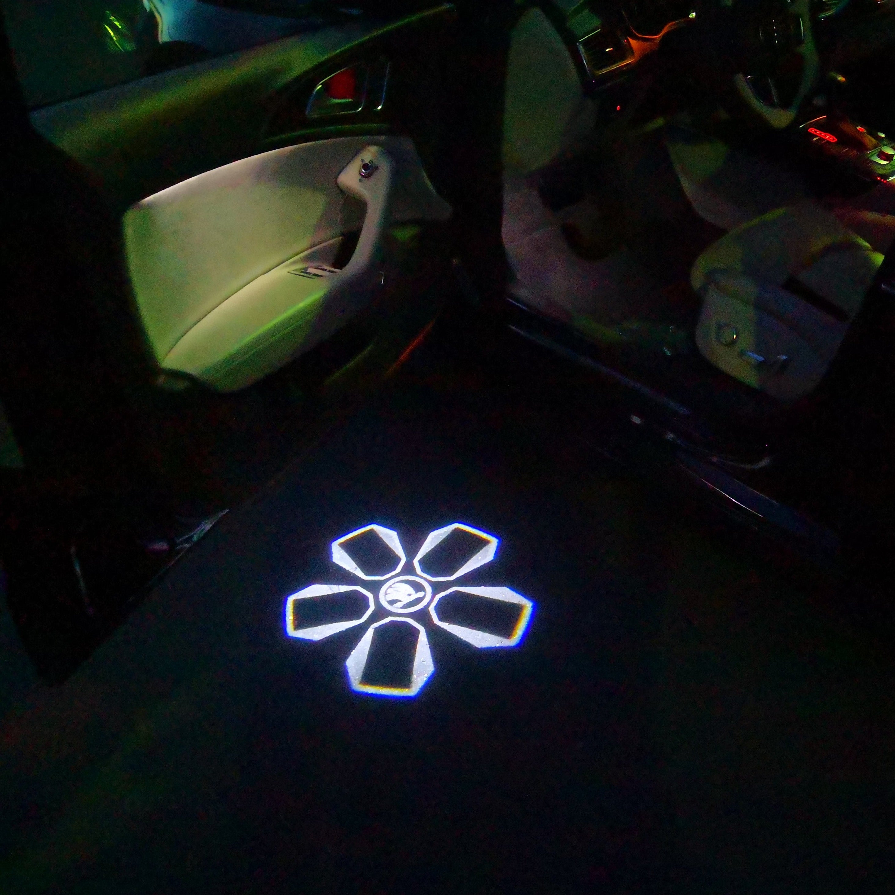 ÉCLAIRAGE DE PROJECTEUR SKODA LOGO Nr. 02 (quantité 1 = 2 film de logo / 2 lumières de porte)