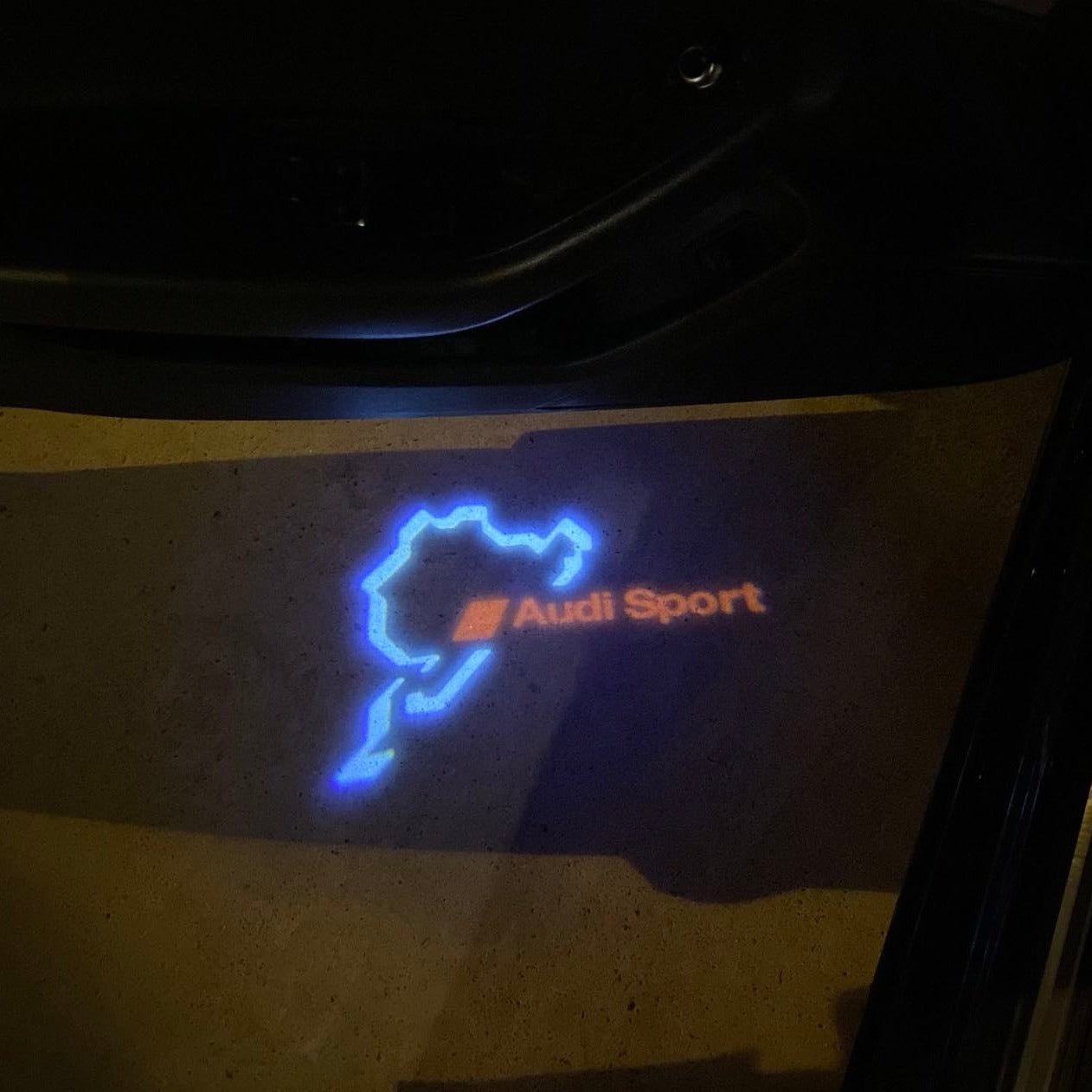 أضواء جهاز عرض شعار AUDI رقم 31 (الكمية 1 = 2 فيلم شعار / 2 مصباح باب)