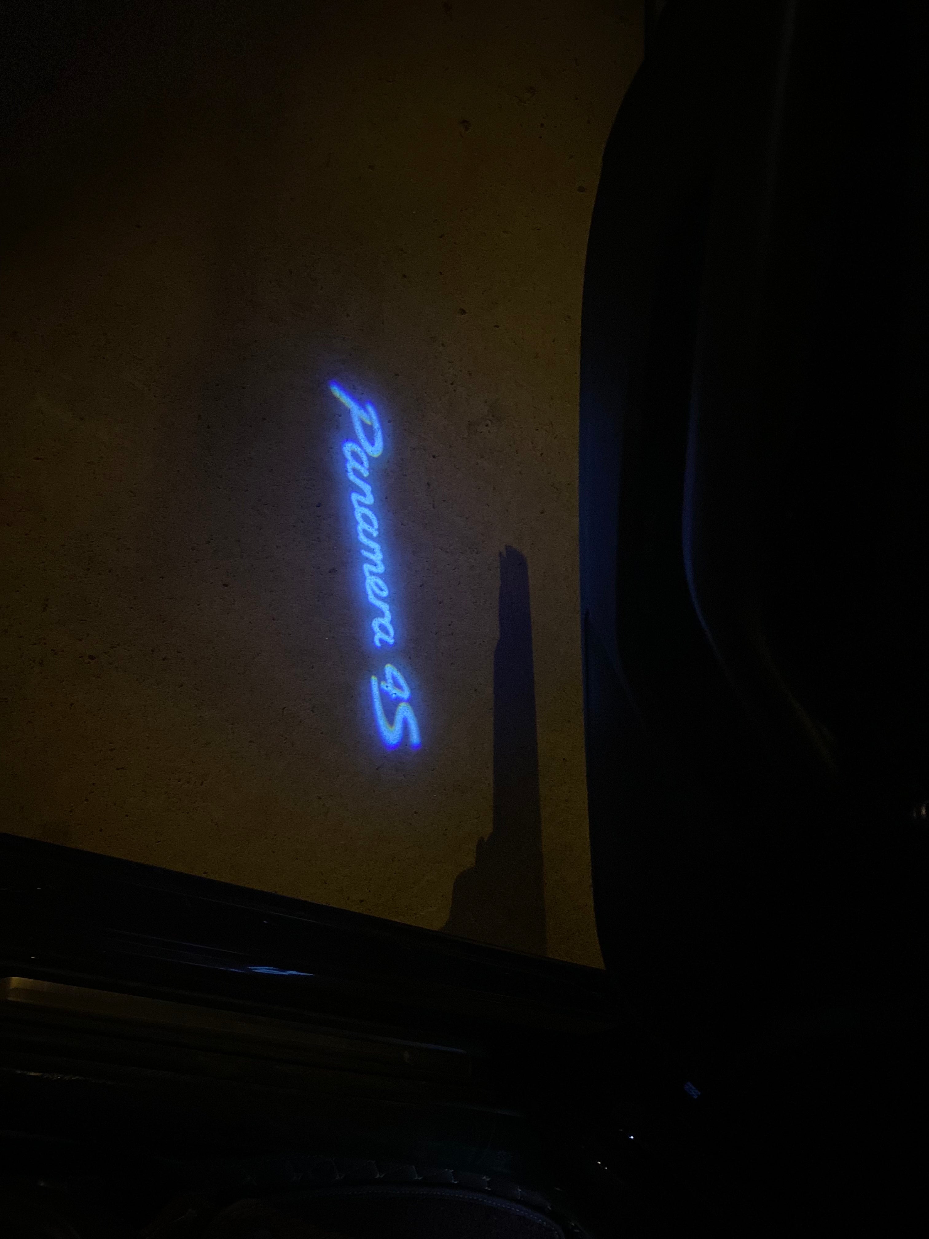 PORSCHE LOGO PROJECTOT LIGHTS Nr.84 (cantidad 1 = 2 logo película / 2 luces de puerta)