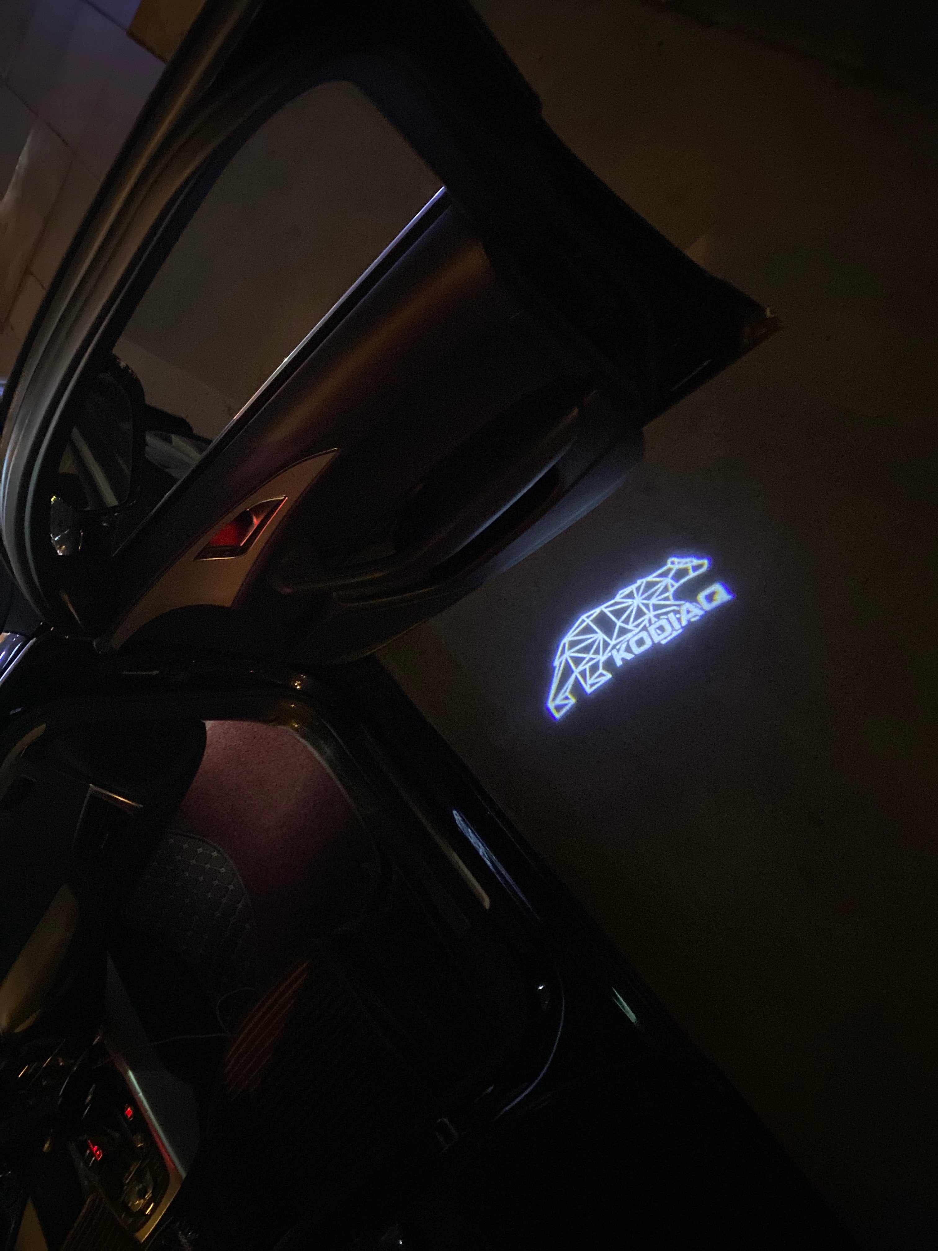 SKODA KODIAQ LOGO PROJECTOT LIGHTS Nr.68 (Menge 1 = 2 Logo Film / 2 Türlichter)