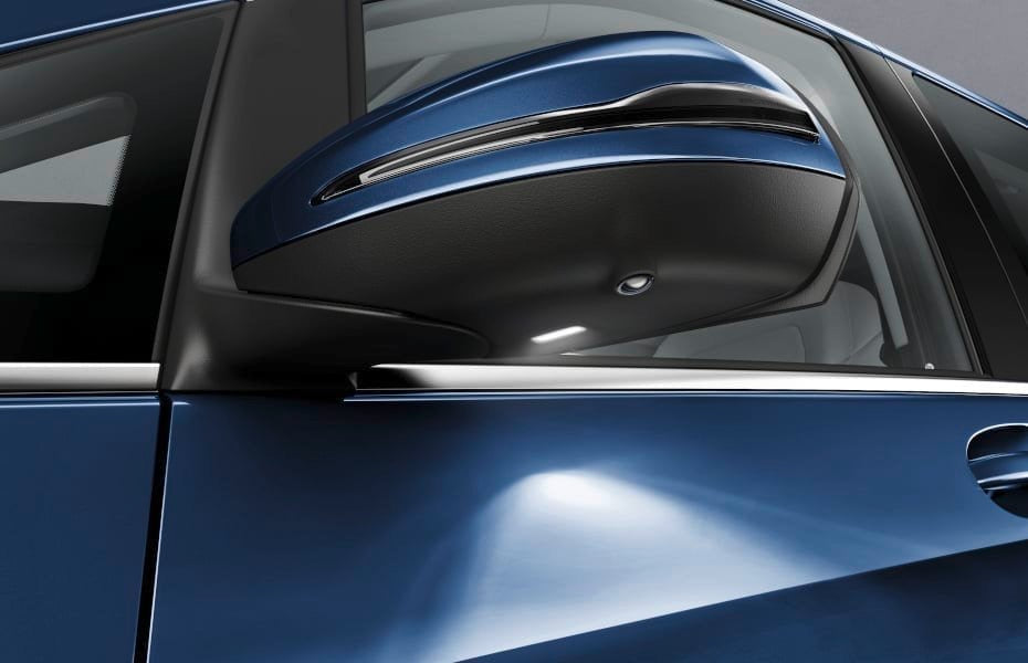 Mercedes Benz UMFELDLIGHTING CON PROIEZIONE DEI LOGHI MARKEN