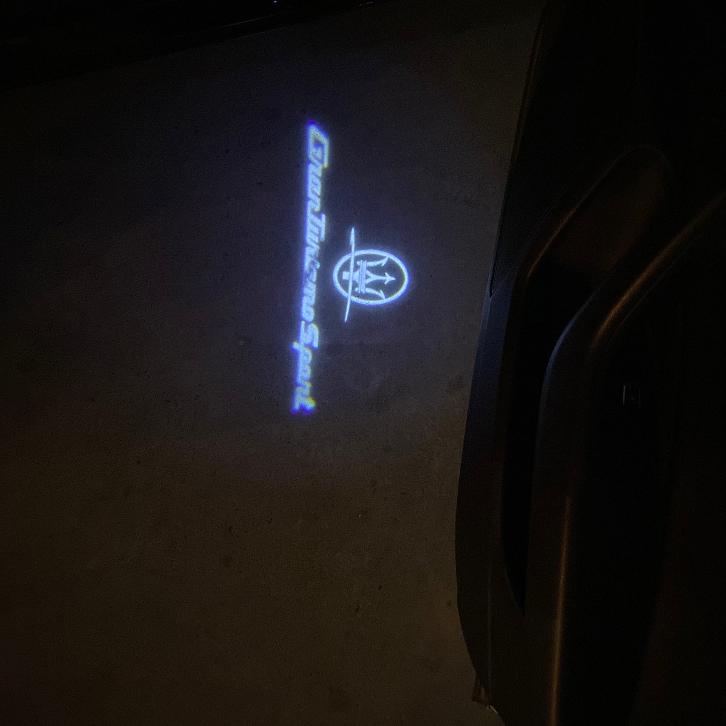 Maserati LOGO PROJECROTR LIGHTS Nr.01 (Anzahl 1 = 1 Sets / 2 Türleuchten)