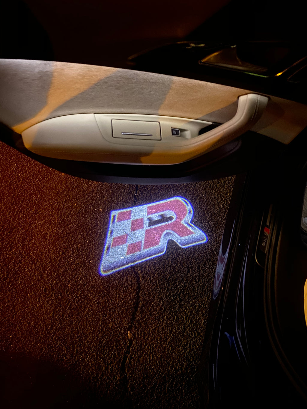 Volkswagen Türleuchten R Logo Nr. 149 (Menge 1 = 2 Logo-Folie / 2 Türleuchten)