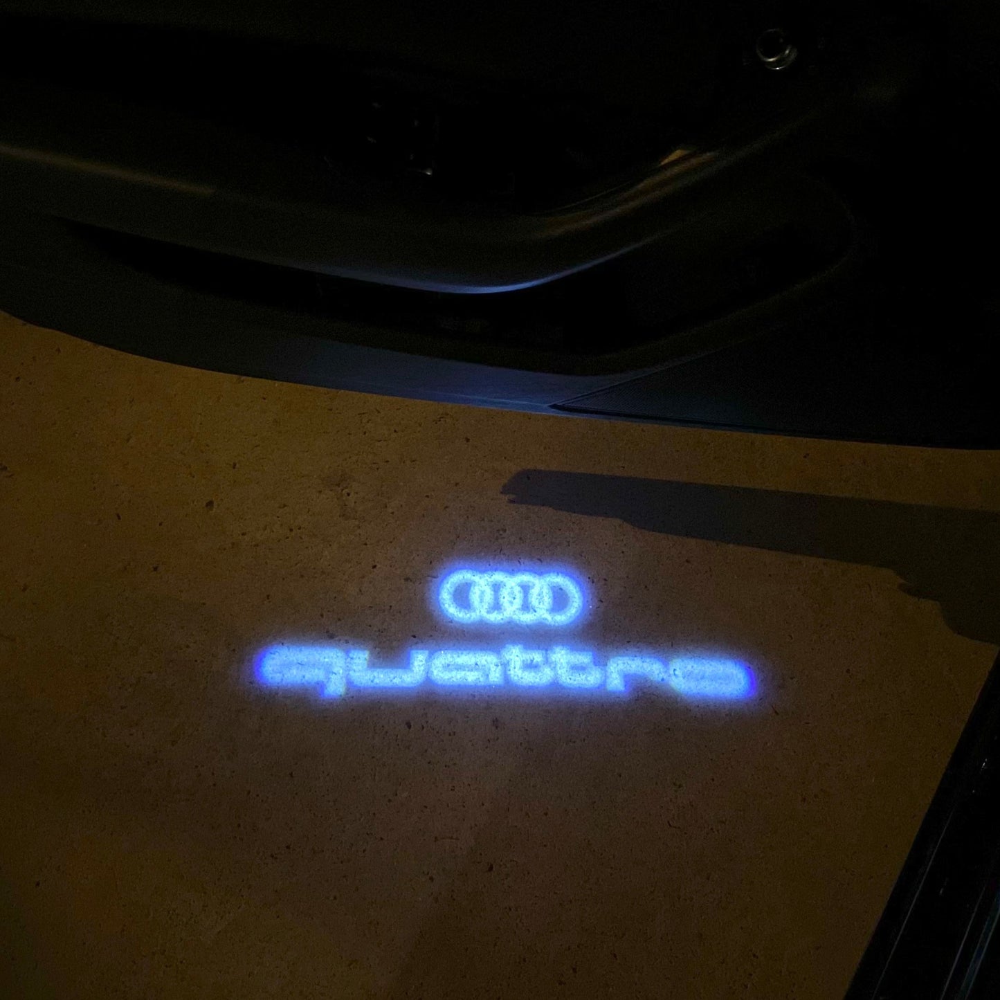 AUDI LOGO PROJECTOT LIGHTS Nr.19 (cantidad 1 = 2 películas con logotipo /2 luces de puerta)