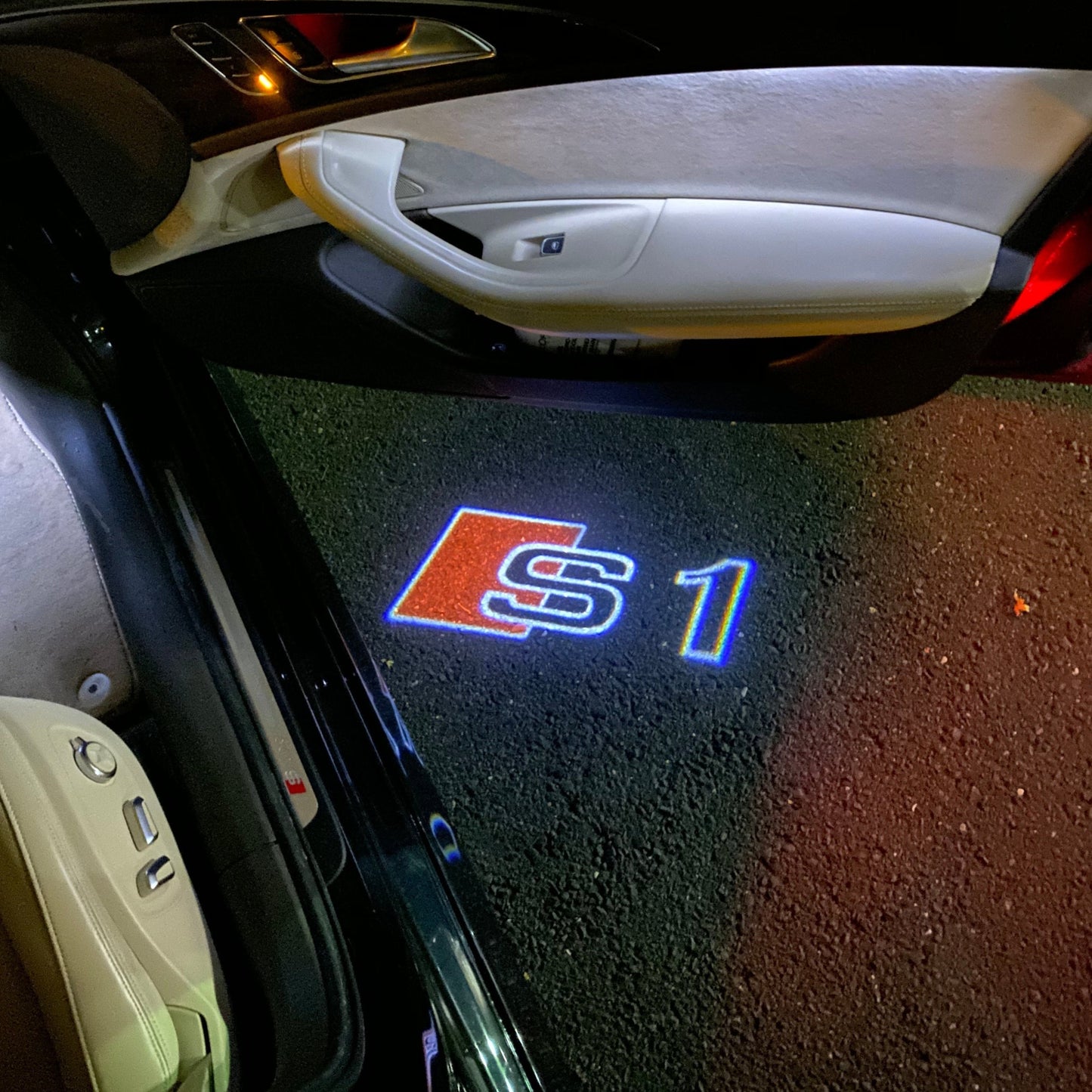 AUDI S1 LOGO PROJECTOT LIGHTS Nr.19 (الكمية 1 = 2 أغشية الشعار / 2 أضواء الباب）