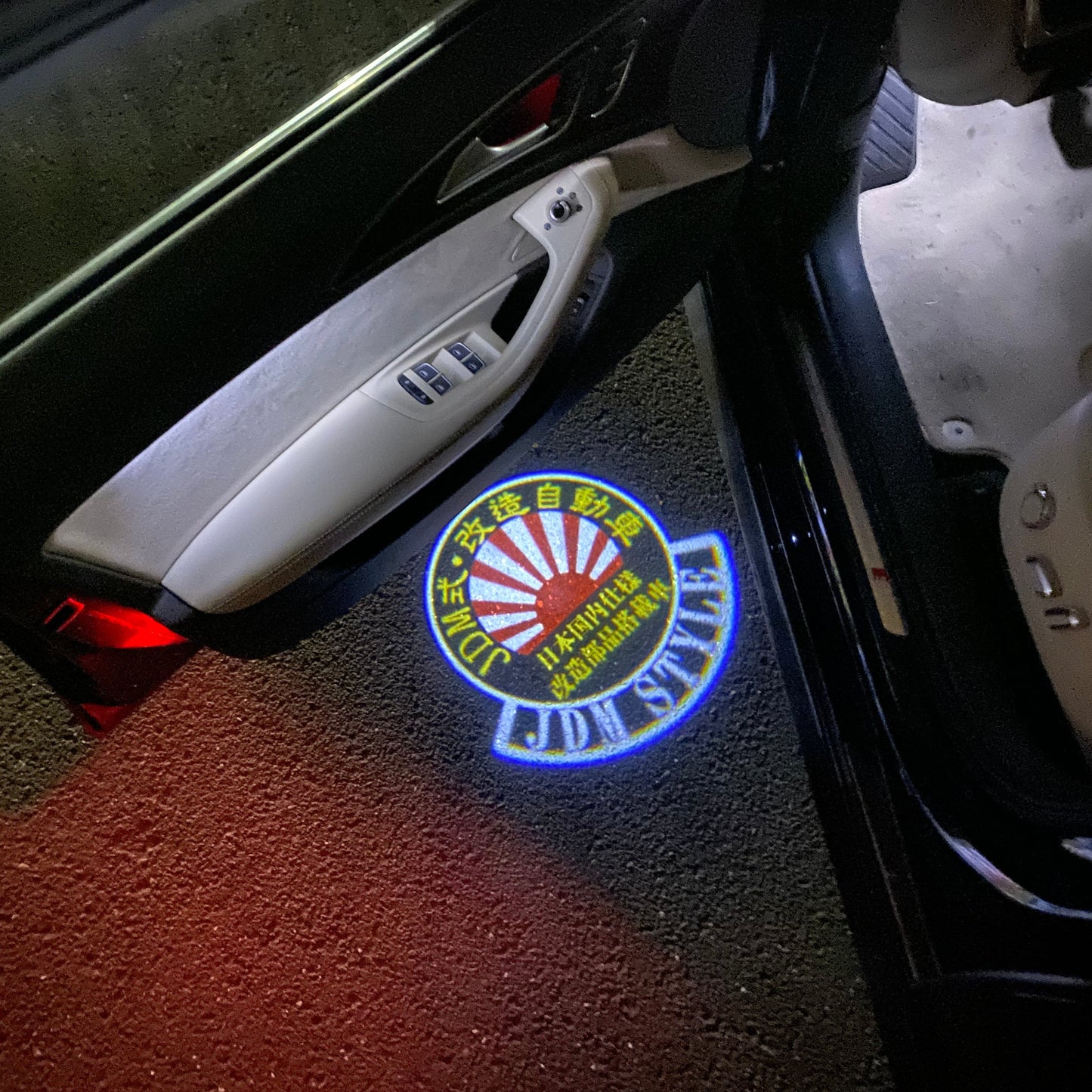 JDM LOGO PROJECTOT LIGHTS Nr.03 (الكمية 1 = 1 مجموعات/2 أضواء الباب)