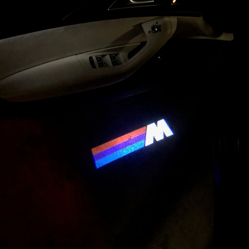 BMW: la luce della portiera proietta il logo 