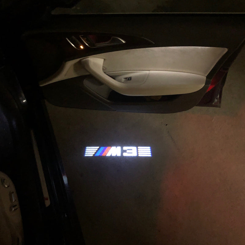 BMW M3 LOGO PROJECTOR LIGHTS Nr.24 (الكمية 1 = 1 مجموعة / 2 أضواء باب)