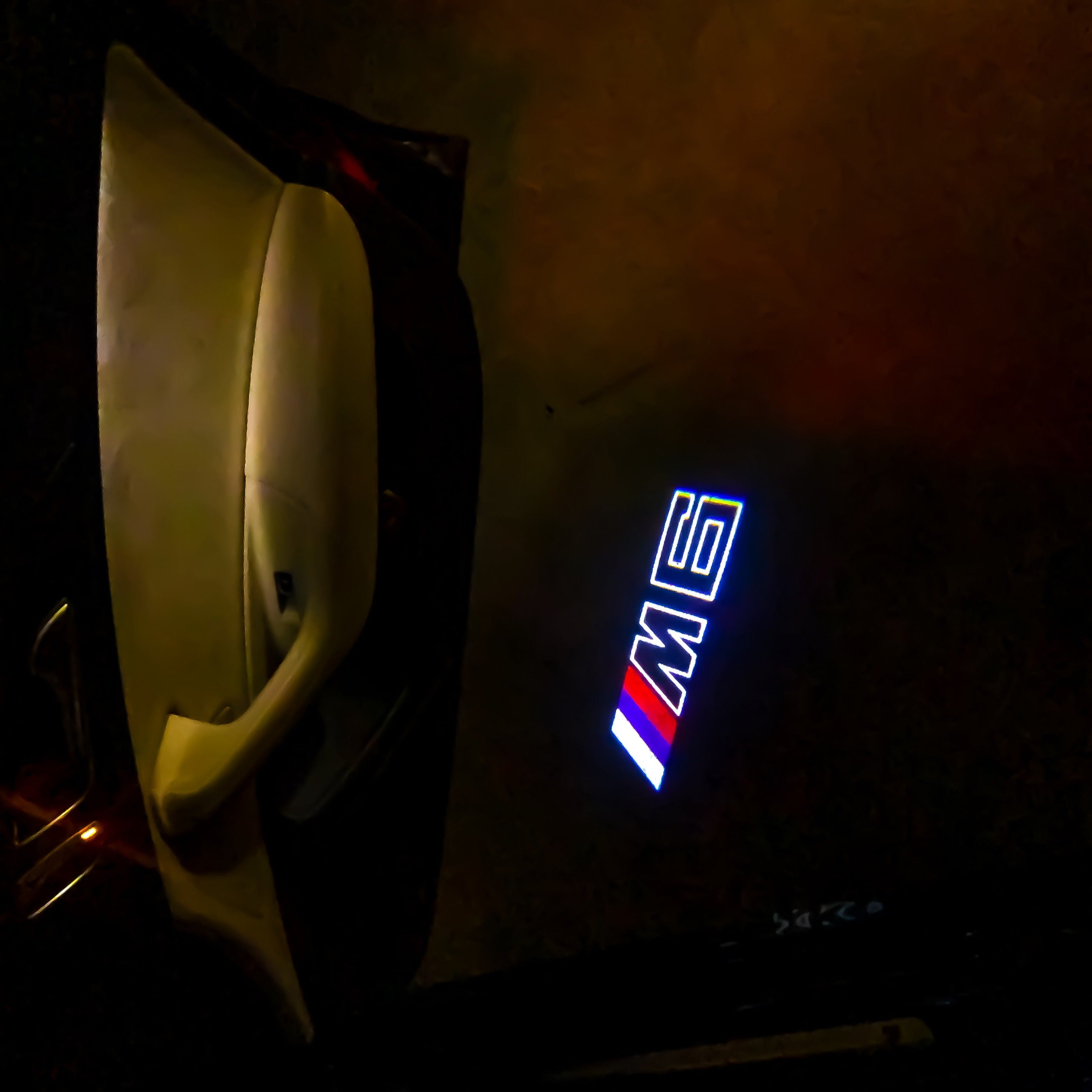 BMW M6 LOGO PROJECTOR LIGHTS Nr.04 (الكمية 1 = 1 مجموعة / 2 أضواء باب)