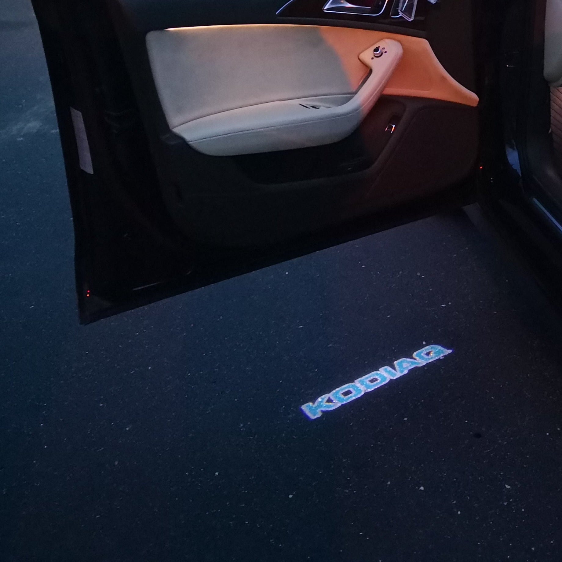 SKODA KODIAQ LOGO PROJECTOT LIGHTS Nr.99 (quantité 1 = 2 Logo Film / 2 feux de porte)