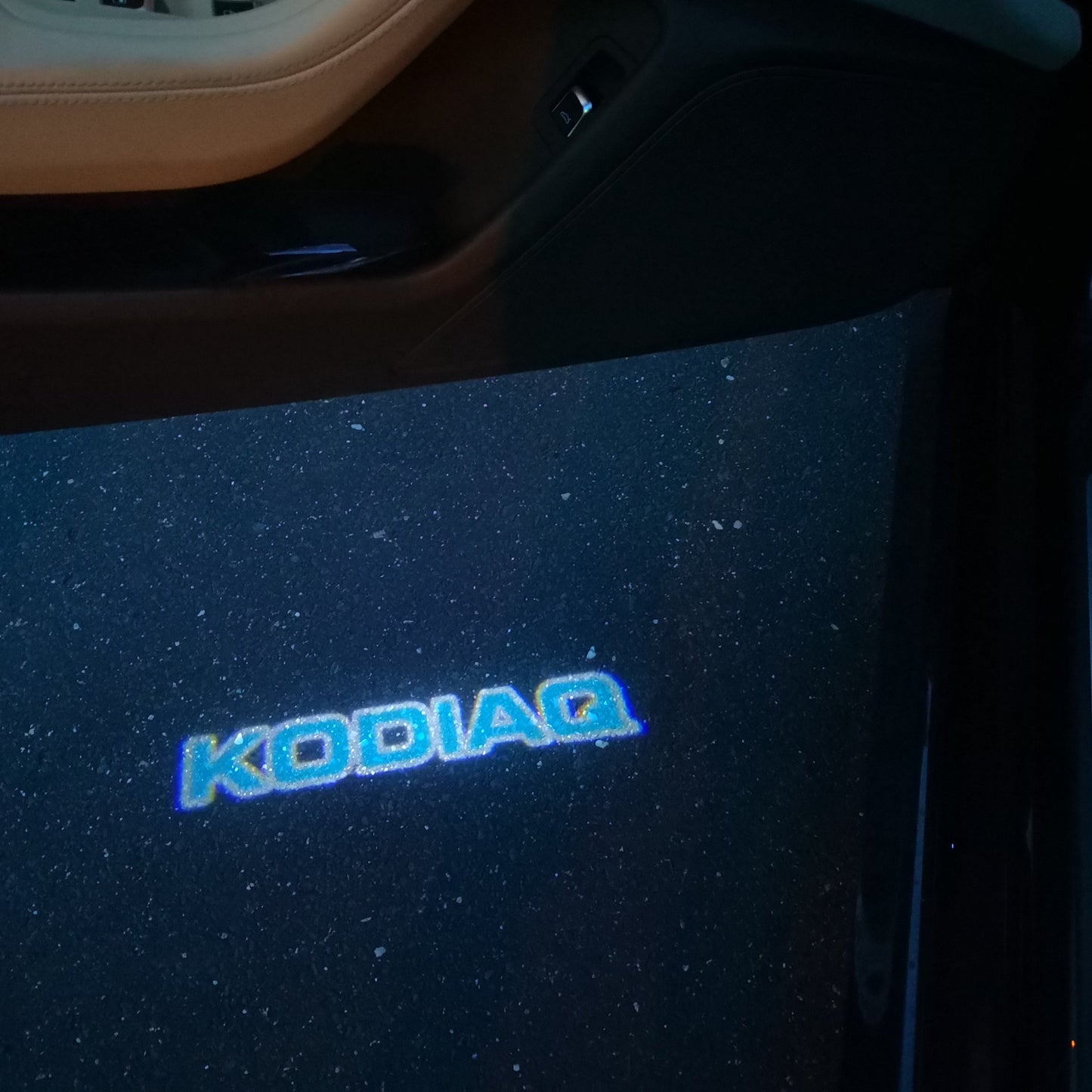 SKODA KODIAQ LOGO PROJECTOT أضواء Nr.99 (كمية 1 = 2 شعار فيلم / 2 أضواء الباب)