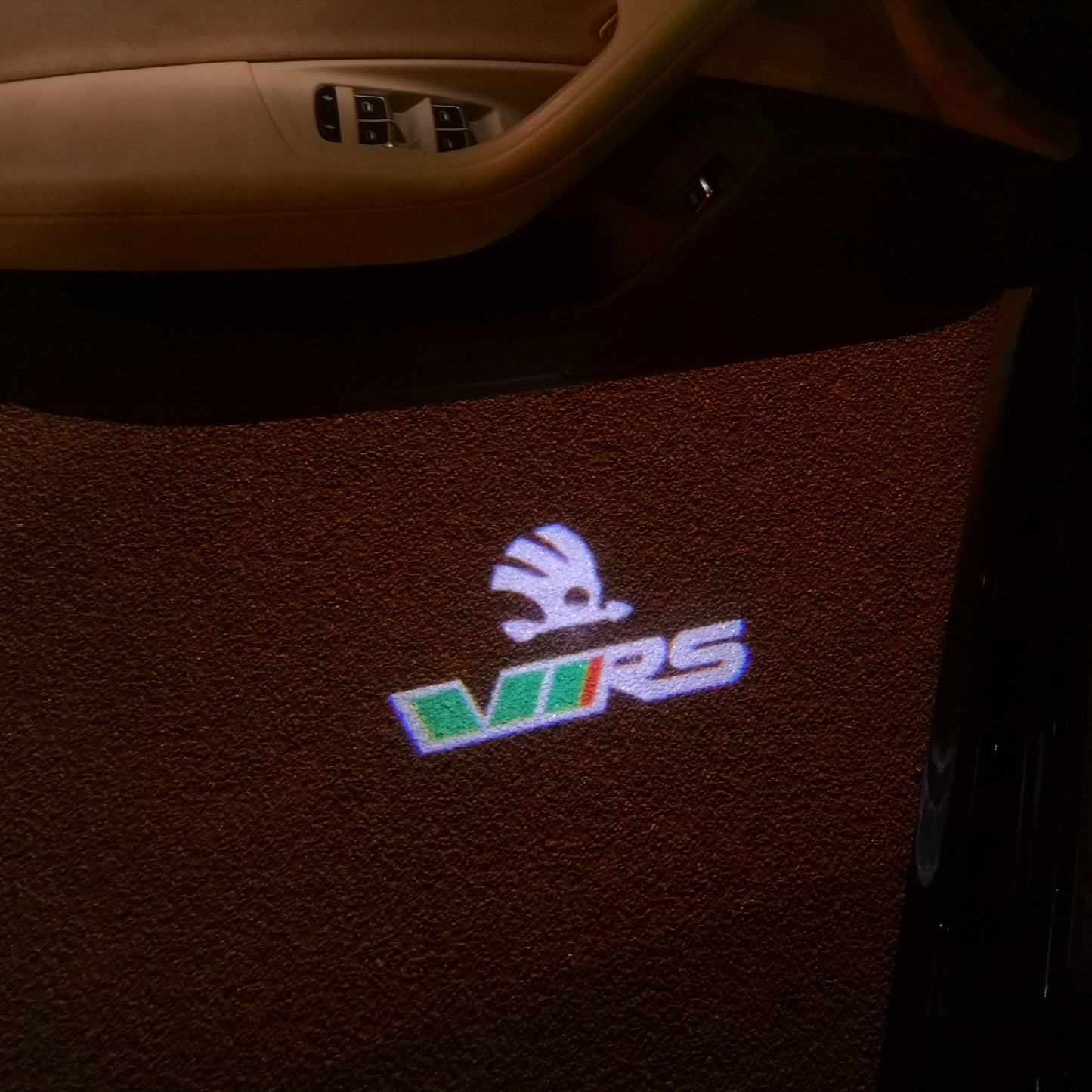 SKODA VRS LOGO LIGHTS Nr.24 (cantidad 1 = 2 logo película / 2 luces de puerta)