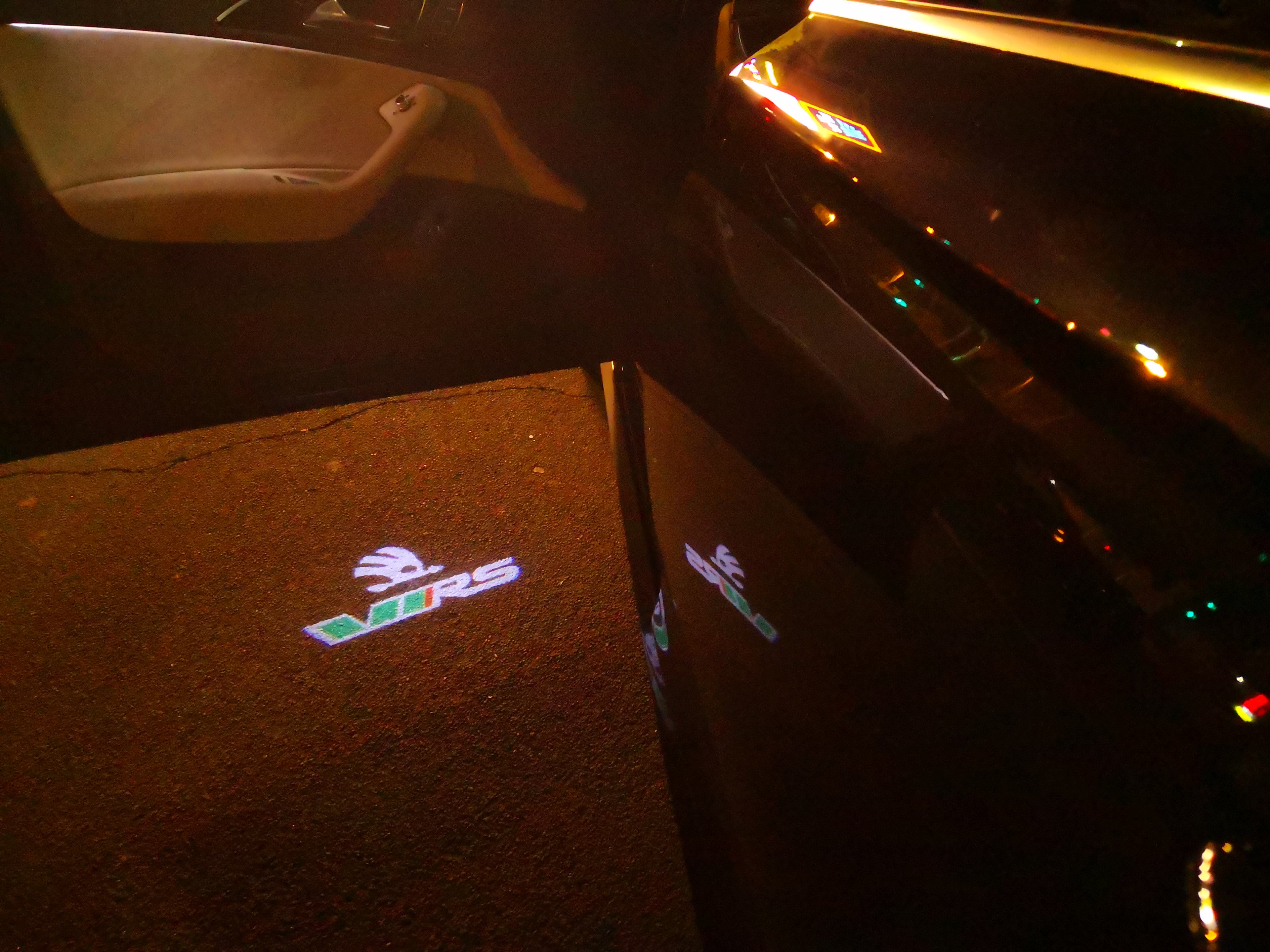 SKODA VRS LOGO LIGHTS Nr.24 (Menge 1 = 2 Logo Film / 2 Türlichter)