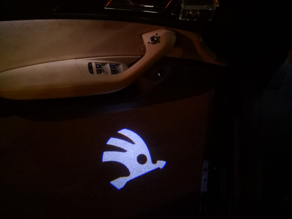 SKODA LOGO PROJECTOT LIGHTS Nr.07 (Menge 1 = 2 Logo Film / 2 Türleuchten)