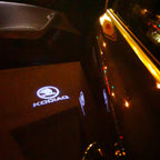 LUCES SKODA KODIAQ LOGO Nr.51 (cantidad 1 = 2 Película de logotipo / 2 luces de puerta)