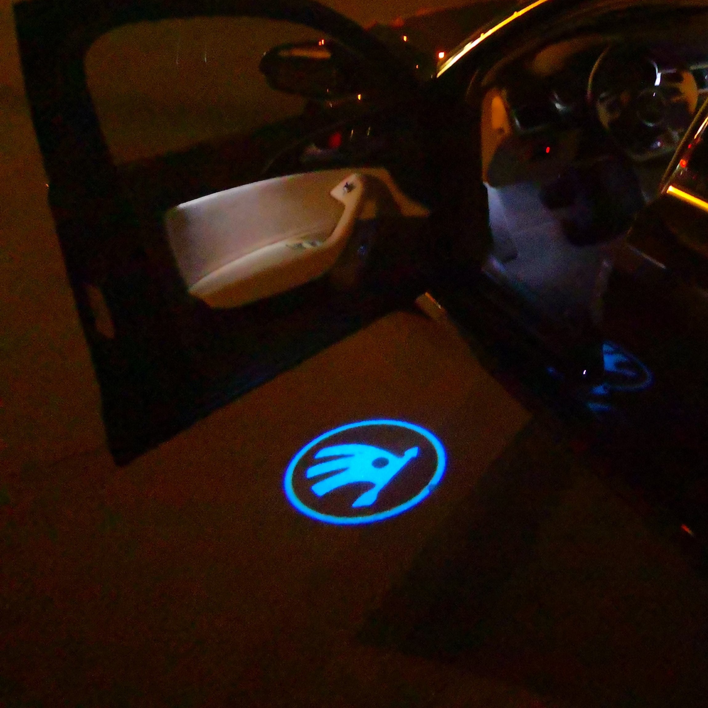 SKODA LOGO PROJECTOR LIGHTS Nr.11 (الكمية 1 = 2 شعار فيلم / 2 مصباح باب)