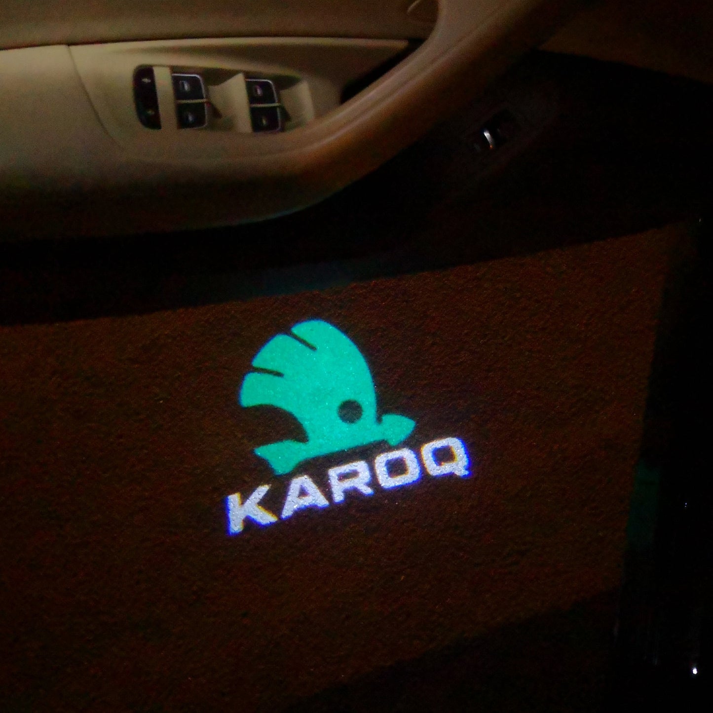 SKODA KAROQ LOGO PROJECTOT أضواء Nr.79 (كمية 1 = 2 شعار فيلم / 2 أضواء الباب)