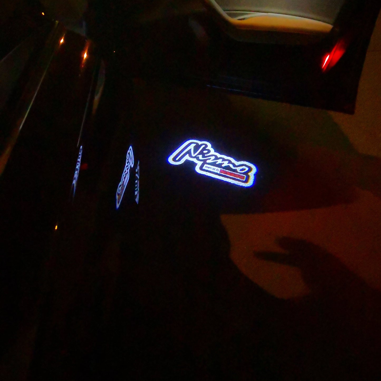 NISMO LOGO PROJECTOT LIGHTS Nr.10 (الكمية 1 = 2 Logo Films /2 أضواء الباب)