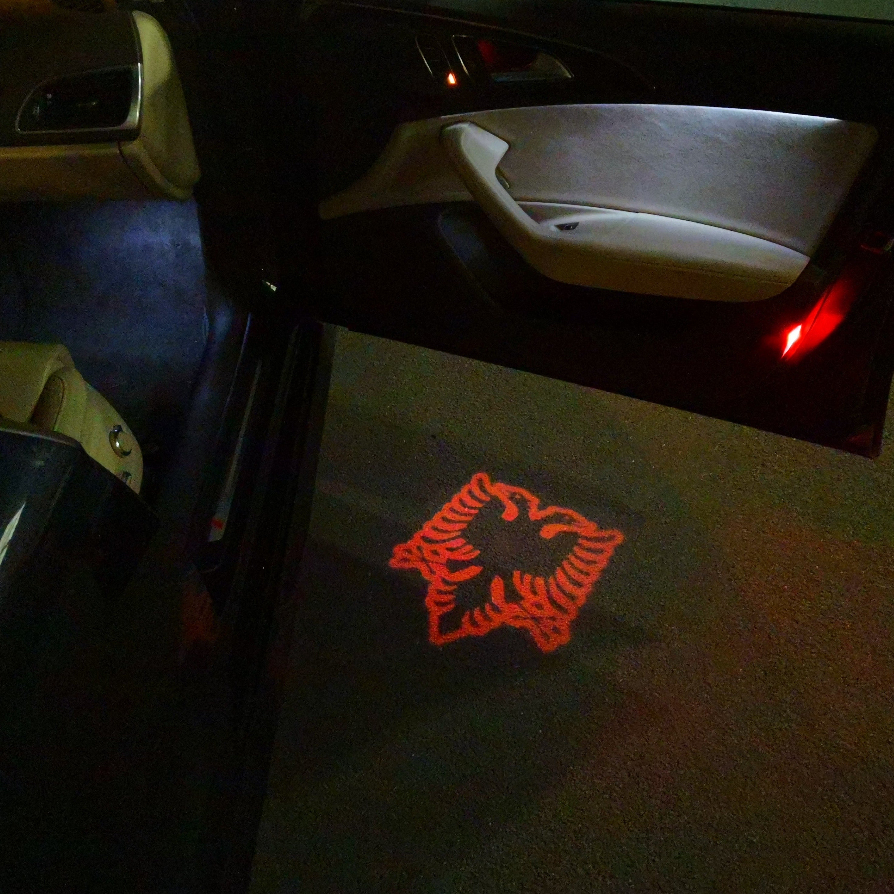 شعار العلم الوطني لألبانيا (الكمية 1 = 1 مجموعة / 2 شعار يمكن أن يحل محل أضواء شعارات أخرى)