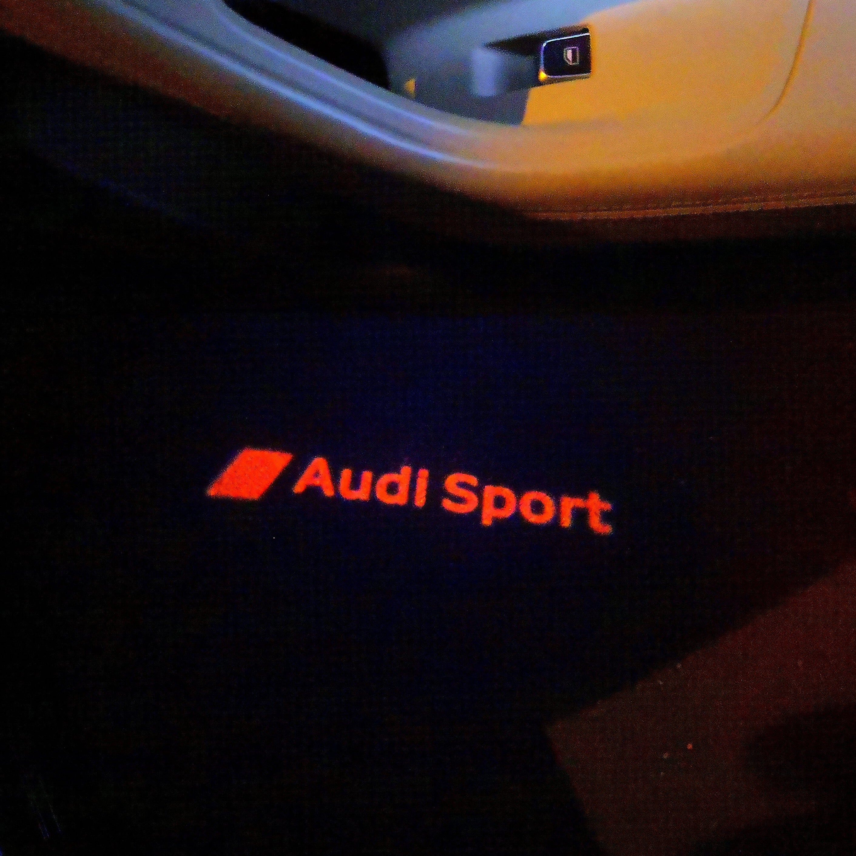LUCES DE PROYECTOR LOGO AUDI No 111 (cantidad 1 = 2 películas con logotipo / 2 luces de puerta)