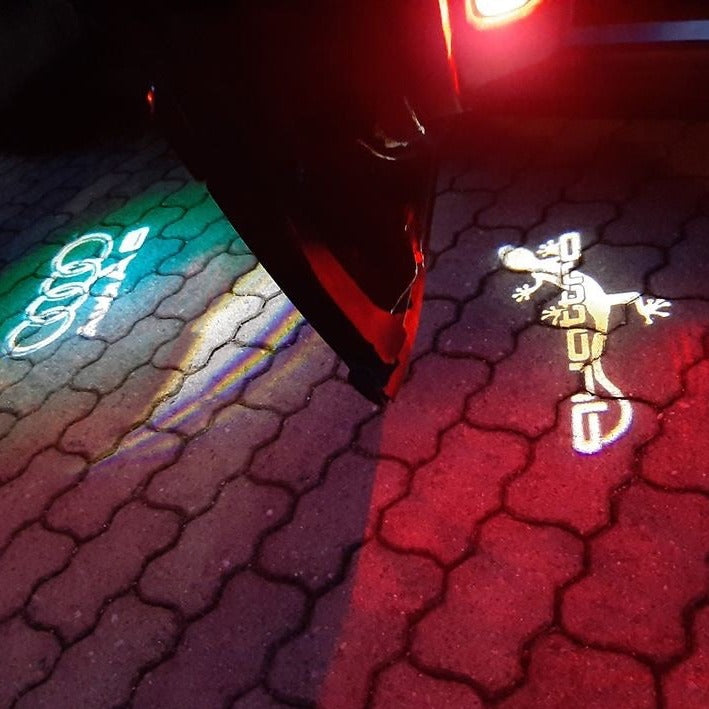 AUDI QUATTRO GECKO LOGO PROJECTOT LIGHTS Nr.64 (Menge 1 = 2 Logofolien /2 Türleuchten)